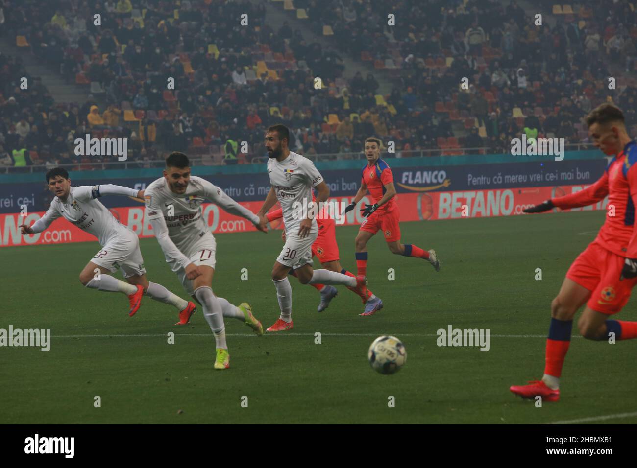 BUCAREST, ROMANIA - 15 dicembre 2021: Partita di calcio tra FCSB e Rapid 1923 anni sulla National Arena in League 1. Foto Stock