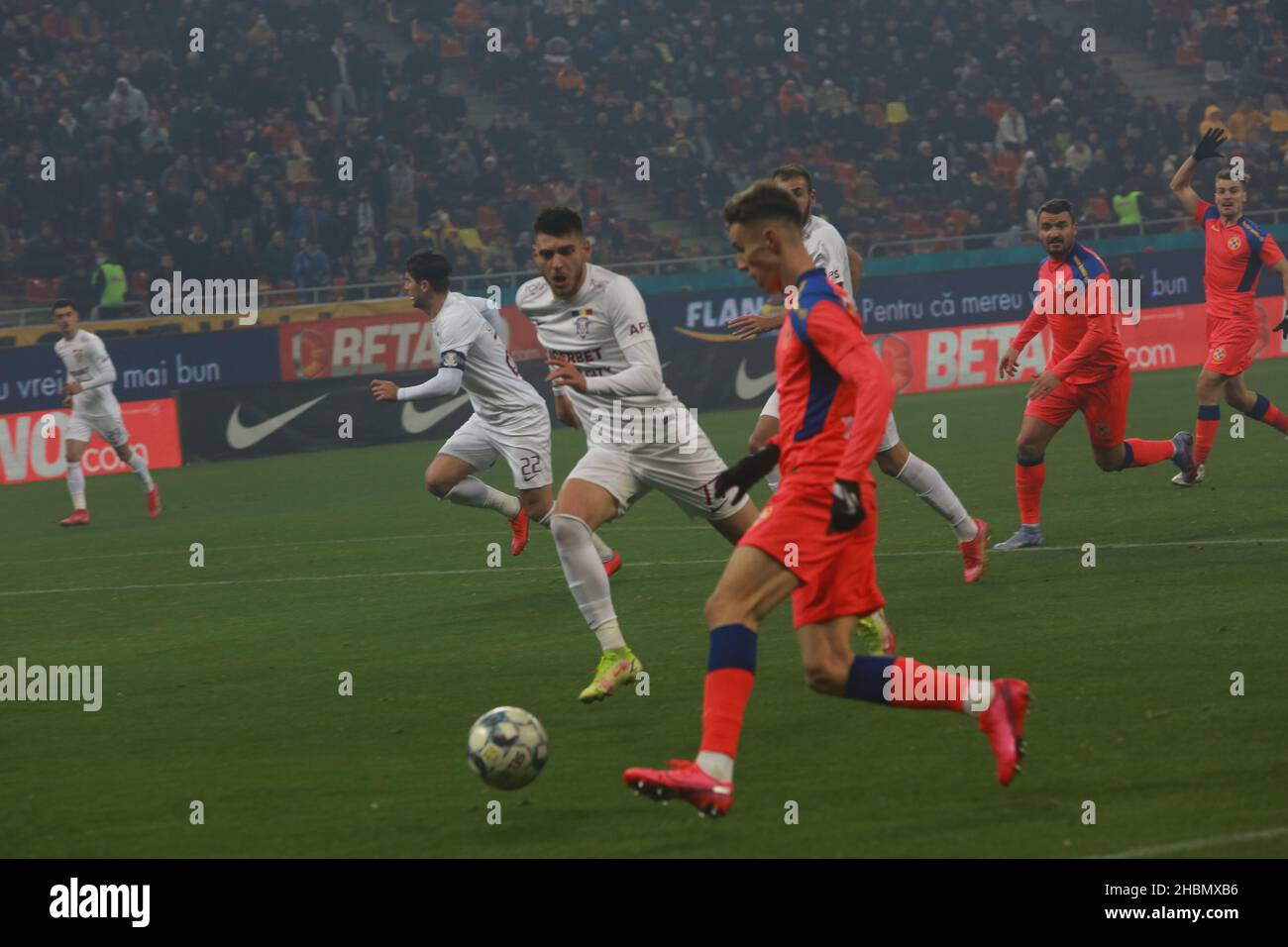 BUCAREST, ROMANIA - 15 dicembre 2021: Partita di calcio tra FCSB e Rapid 1923 anni sulla National Arena in League 1. Foto Stock