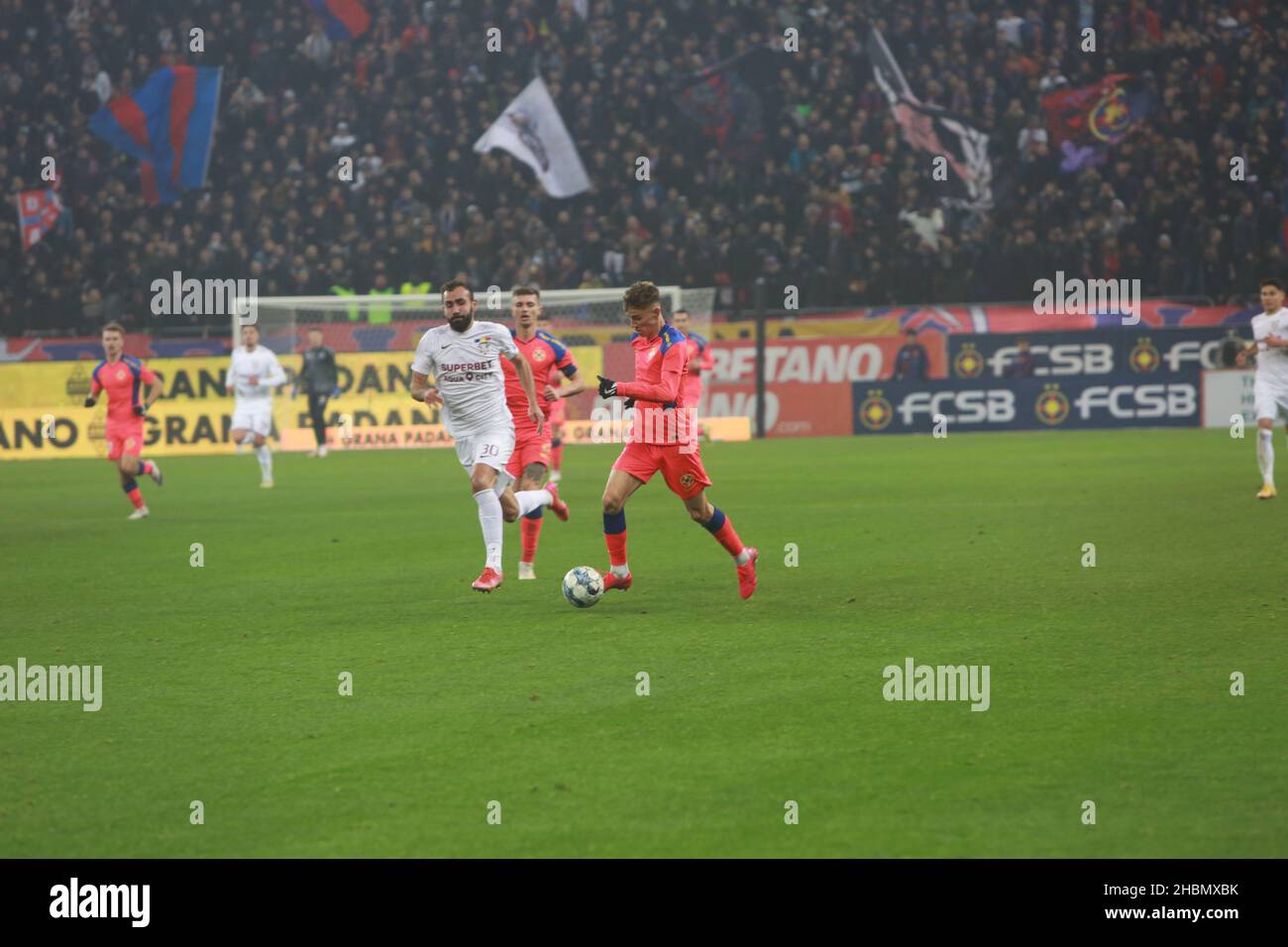 BUCAREST, ROMANIA - 15 dicembre 2021: Partita di calcio tra FCSB e Rapid 1923 anni sulla National Arena in League 1. Foto Stock