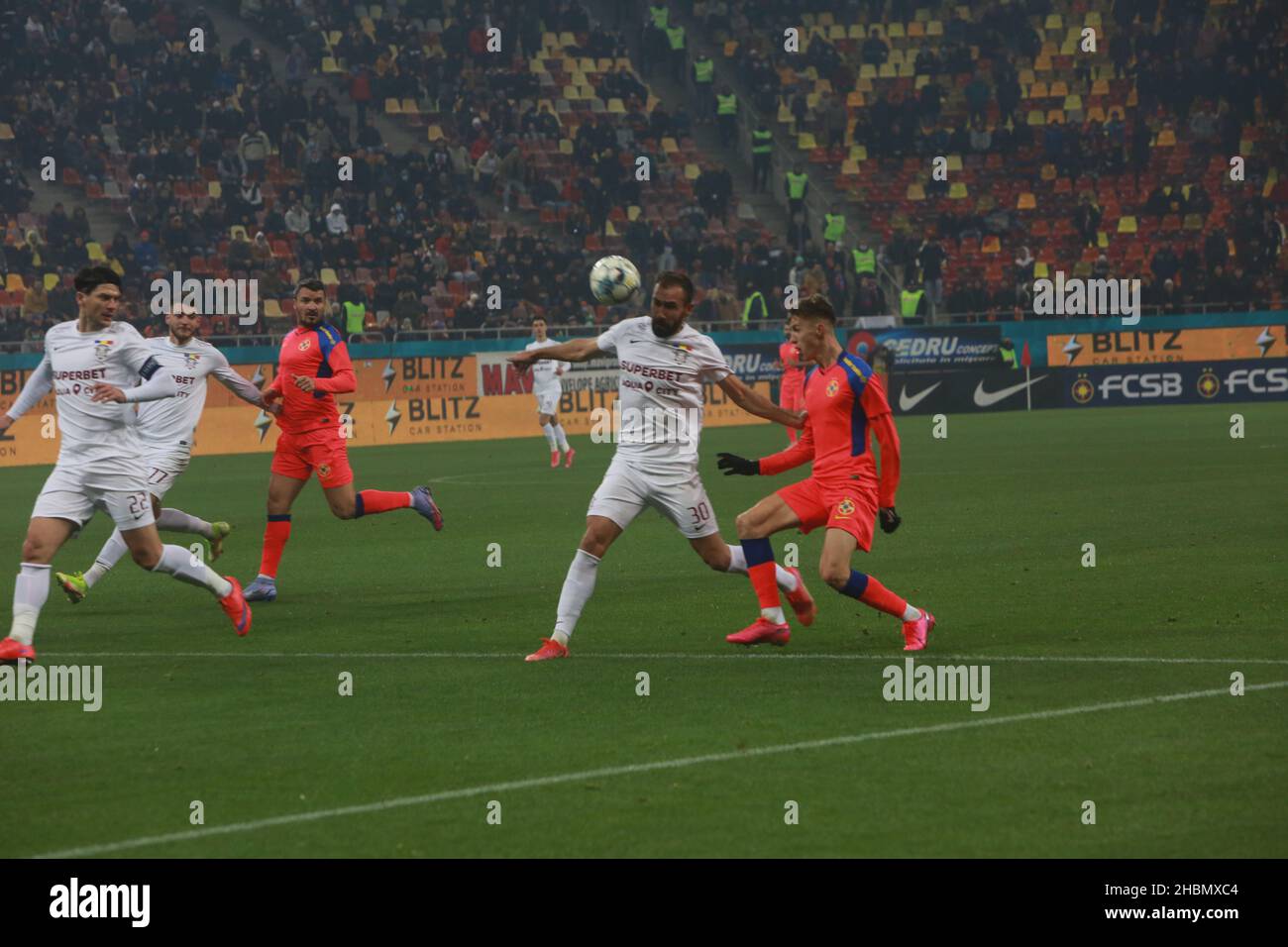BUCAREST, ROMANIA - 15 dicembre 2021: Partita di calcio tra FCSB e Rapid 1923 anni sulla National Arena in League 1. Foto Stock
