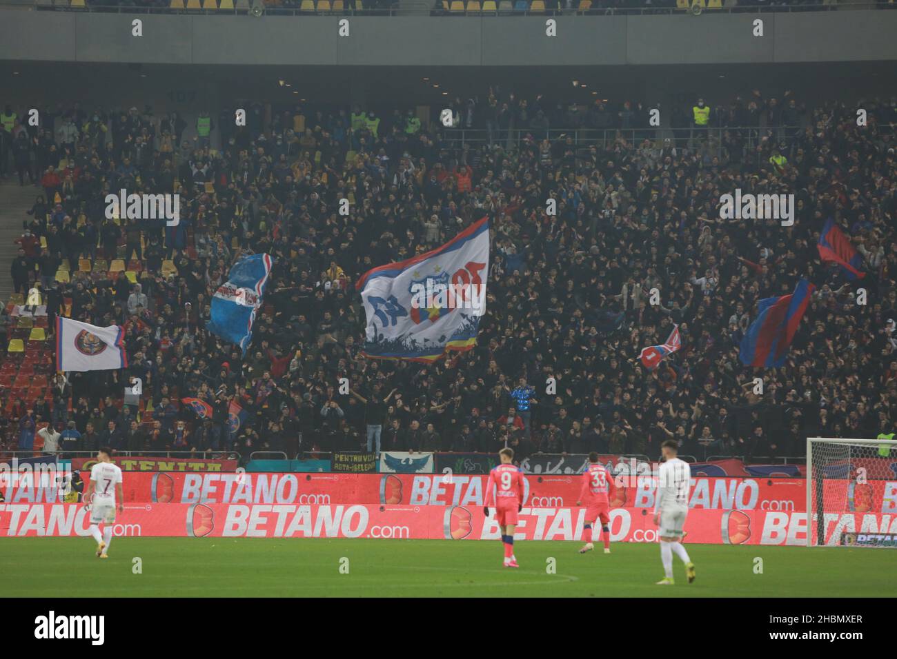 BUCAREST, ROMANIA - 15 dicembre 2021: Partita di calcio tra FCSB e Rapid 1923 anni sulla National Arena in League 1. Foto Stock