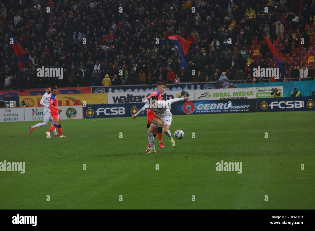 BUCAREST, ROMANIA - 15 dicembre 2021: Partita di calcio tra FCSB e Rapid 1923 anni sulla National Arena in League 1. Foto Stock
