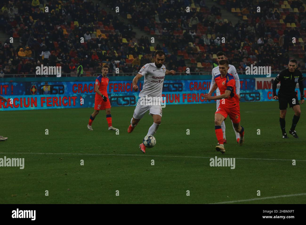 BUCAREST, ROMANIA - 15 dicembre 2021: Partita di calcio tra FCSB e Rapid 1923 anni sulla National Arena in League 1. Foto Stock