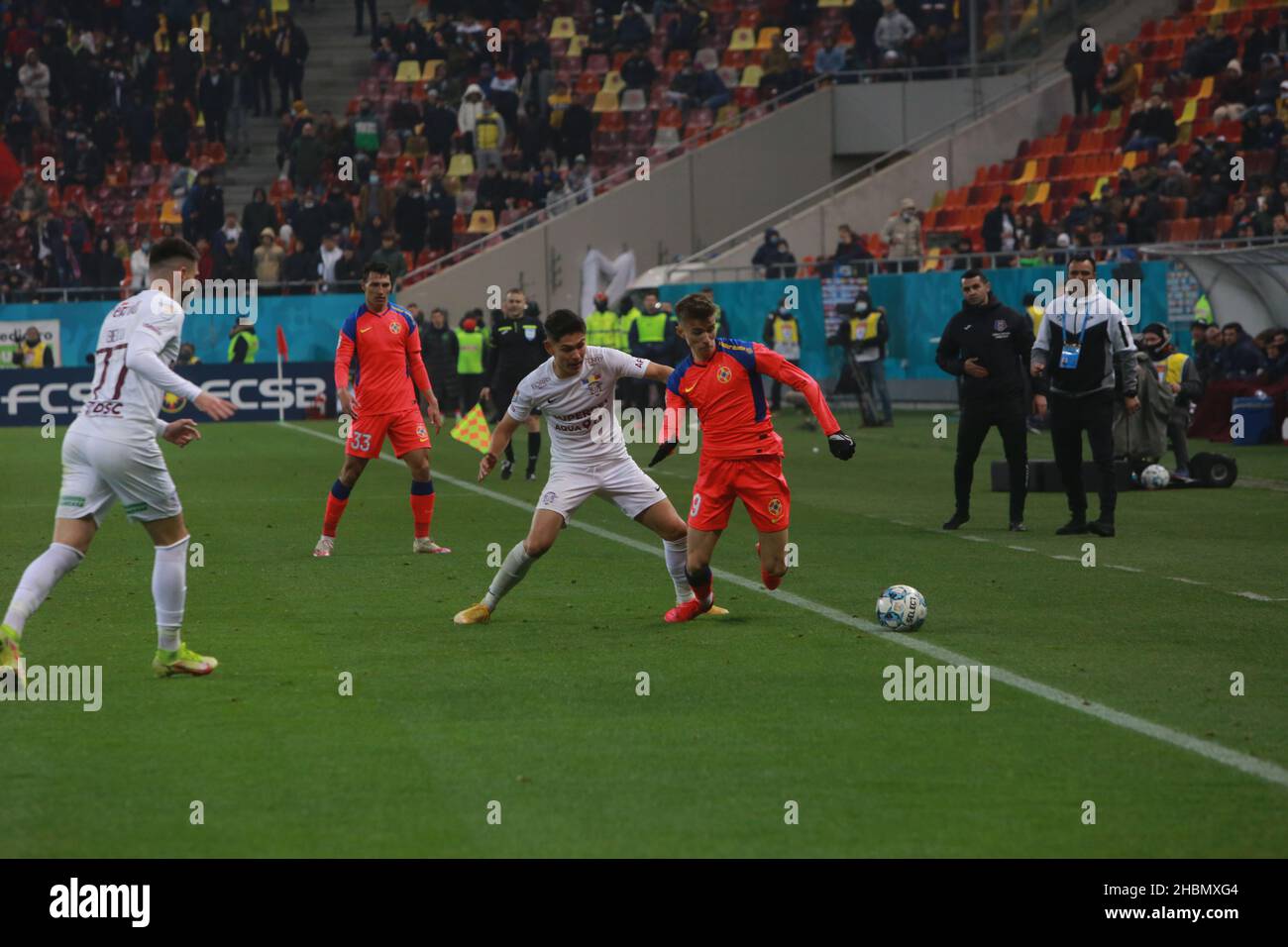 BUCAREST, ROMANIA - 15 dicembre 2021: Partita di calcio tra FCSB e Rapid 1923 anni sulla National Arena in League 1. Foto Stock