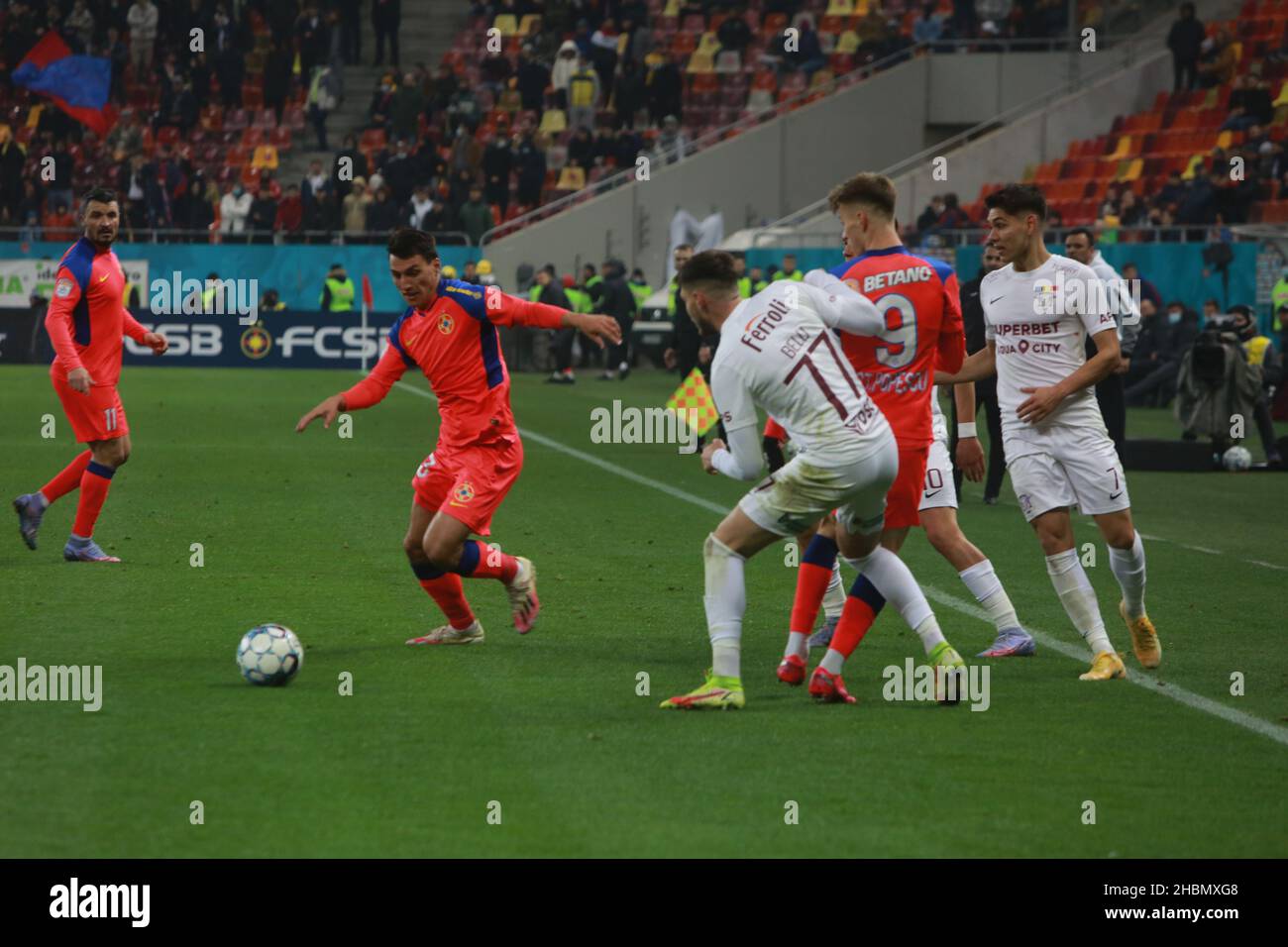 BUCAREST, ROMANIA - 15 dicembre 2021: Partita di calcio tra FCSB e Rapid 1923 anni sulla National Arena in League 1. Foto Stock