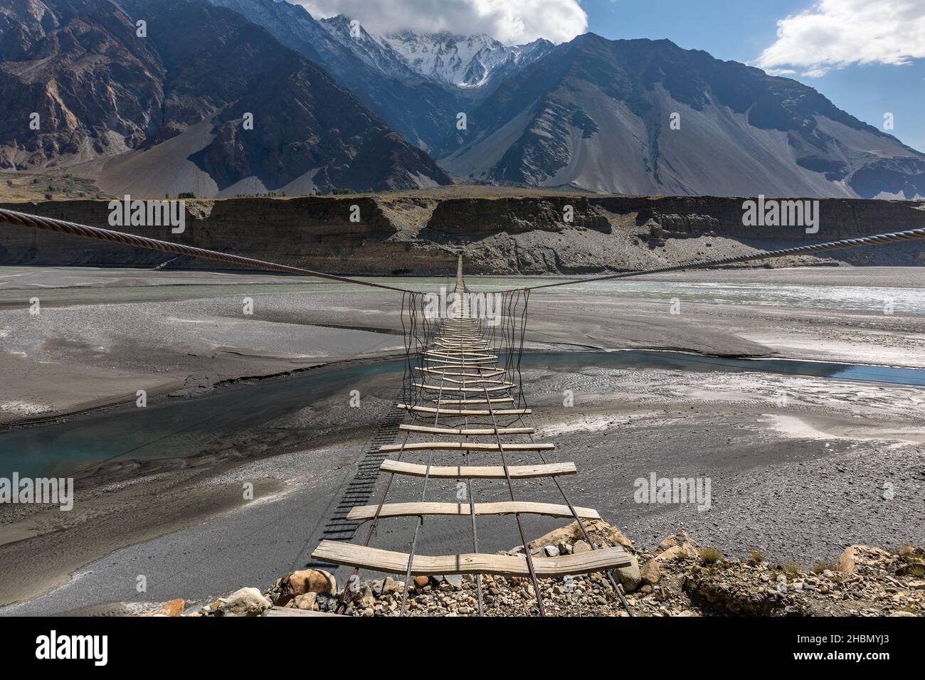 Ponte sospeso passu Cones montagna gamma di paesaggi rocciosi Foto Stock