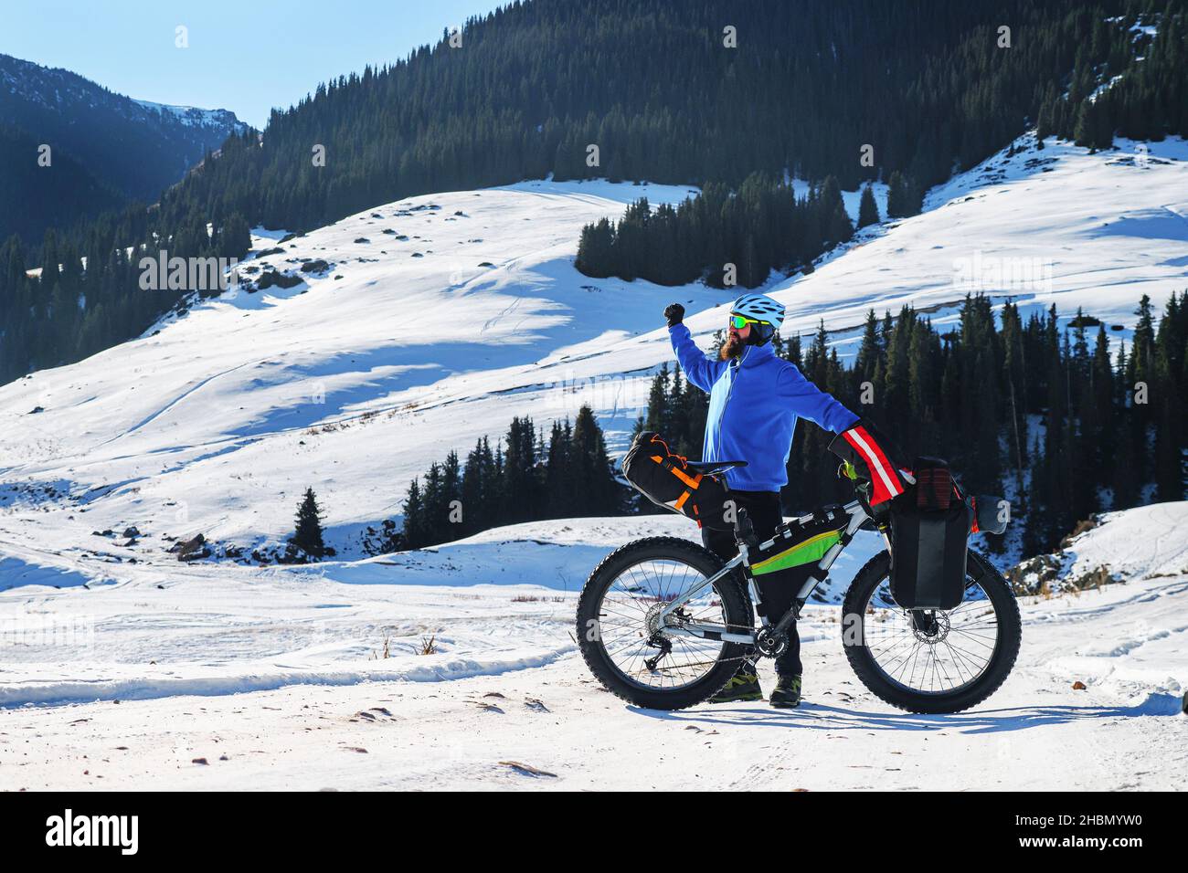 In inverno, in montagna, un viaggiatore maschile in fatbike. Altopiano di alta montagna Turgen-ASY, Kazakistan Foto Stock