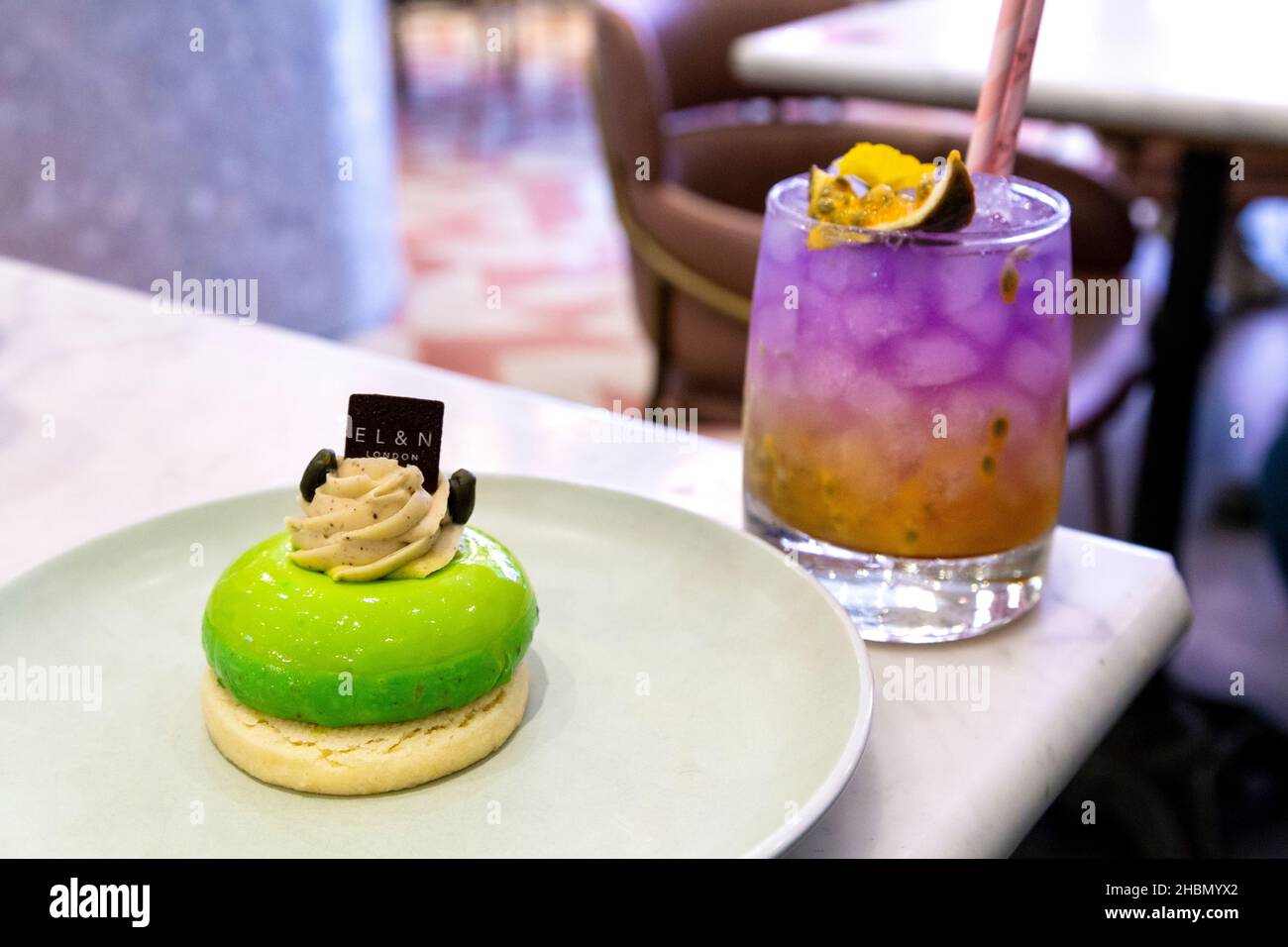 Ombre Passion Fruit Cooler e Pistacchio Rose Creme all'EL&N Cafe Brompton Road, Londra, Regno Unito Foto Stock