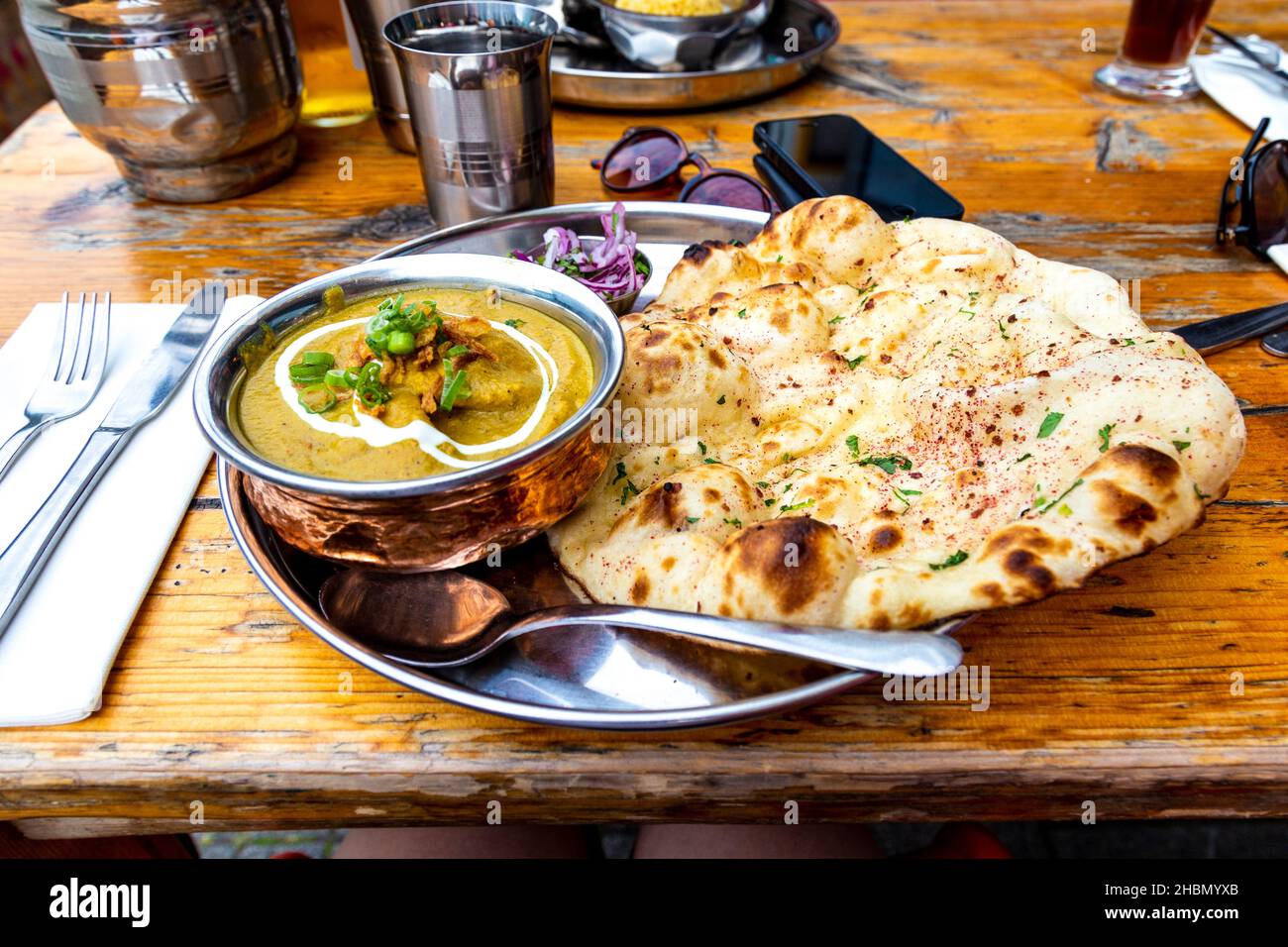 Cibo indiano - curry e pane naan in un ristorante (il Chili Pickle a Brighton, Regno Unito) Foto Stock