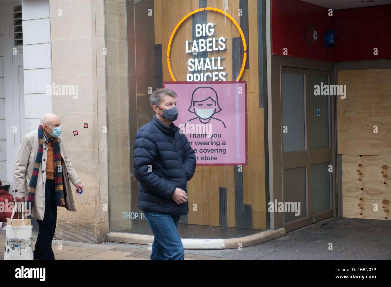 Cambridge, Inghilterra, UK, 20-12-2021, negozio di moda al dettaglio con avviso maschera in vetrina, passerai per adulti con copertura in faccia. Foto Stock