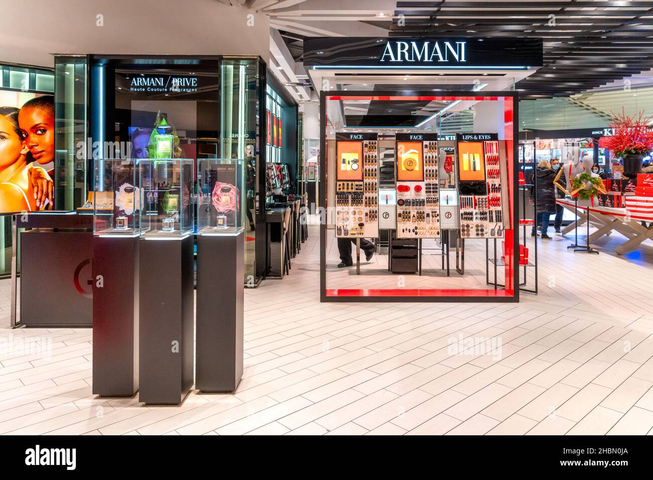 Segno della merce di Armani su un negozio nel centro commerciale Yorkdale Shopping Mall, uno dei più grandi e costosi del paese.Dec. 20, 2021 Foto Stock