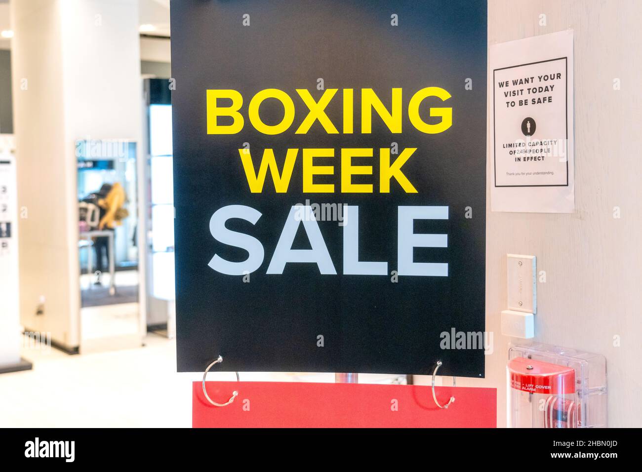 Segno che promuove la vendita della settimana di boxe nel centro commerciale di Yorkdale che è uno dei più grandi e più costosi nel paese.Dec. 20, 2021 Foto Stock