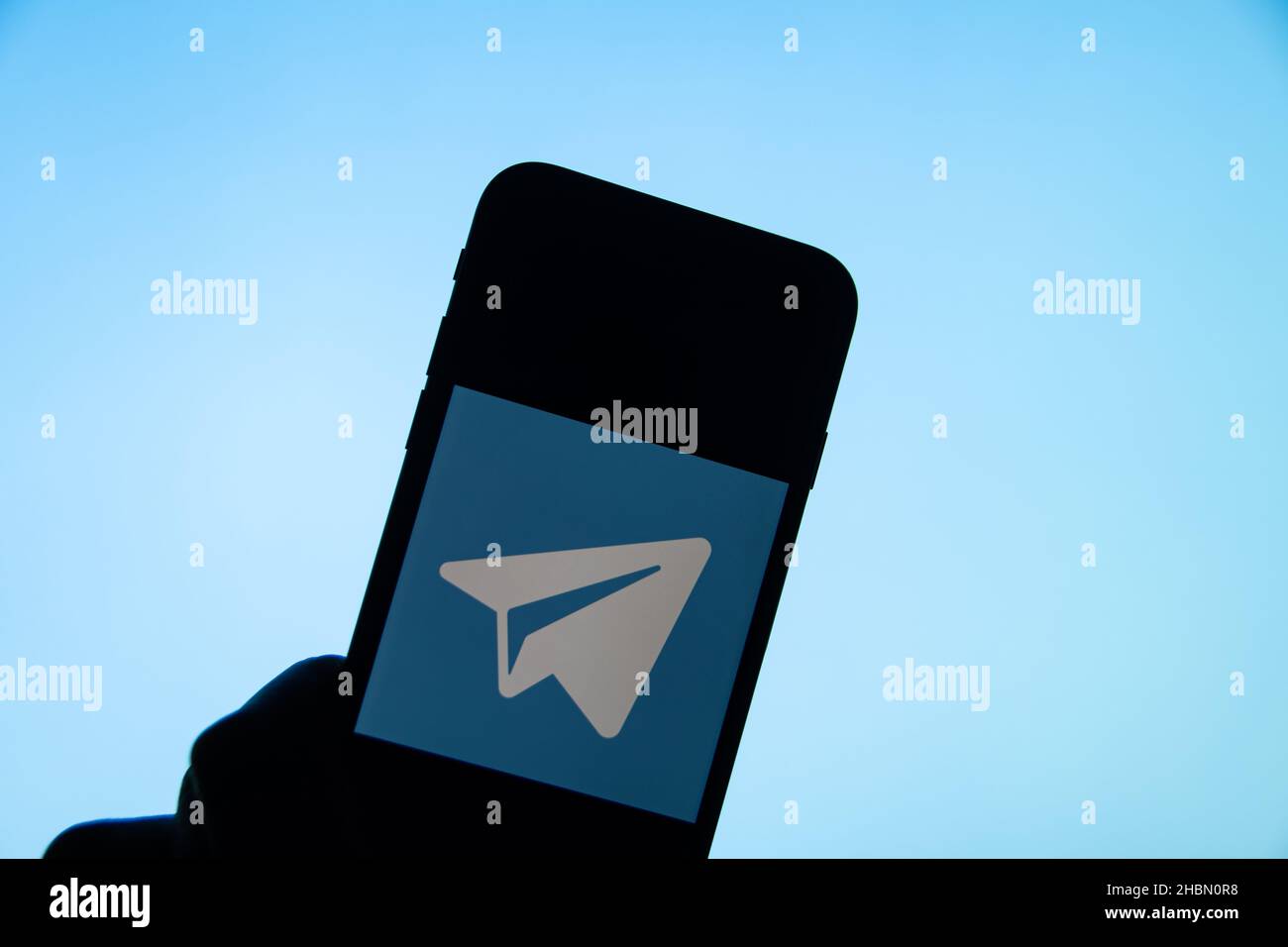 Rheinbach, Germania 20 dicembre 2021, il logo del marchio del servizio di messaggeria 'Telegram' sul display di uno smartphone (in primo piano sul logo del marchio) Foto Stock