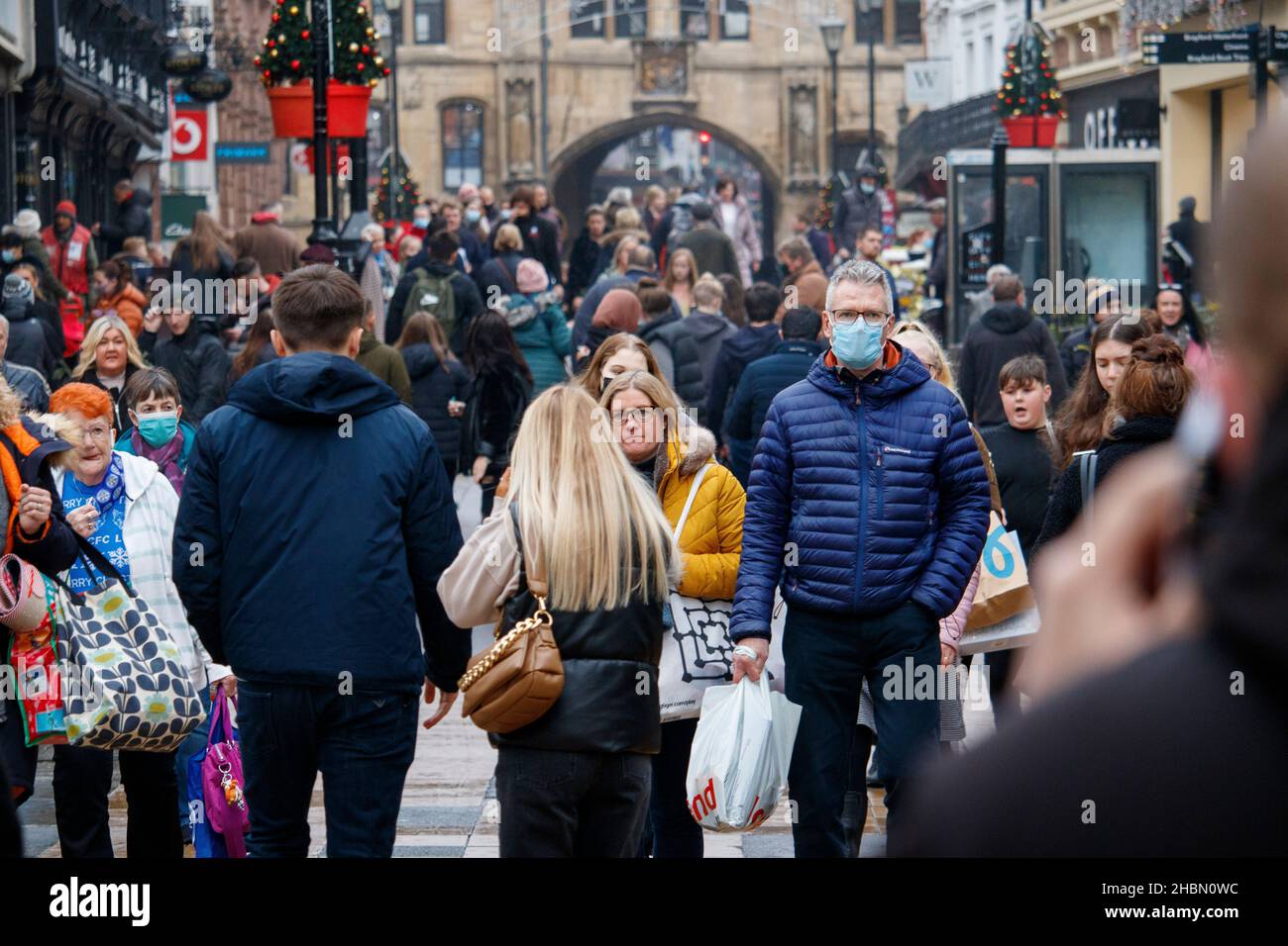 Un'affollata Lincoln City High Street l'ultimo sabato prima di Natale. La variante di Covid Omicron è diventata preminente e gli acquirenti sono visti indossare maschere nella costruzione fino a Natale. Foto Stock