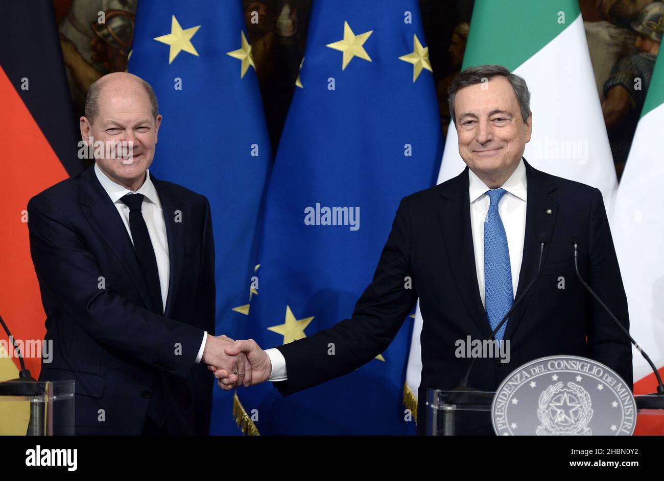 Roma, Italia. 20th Dic 2021. Roma 20/12/2021 il primo Ministro Mario Draghi riceve il Cancelliere federale di Germania OLAF Scholz a Palazzo Chigi nella foto: OLAF Scholz e Mario Draghi durante la conferenza stampa al termine dell'incontro Credit: Independent Photo Agency/Alamy Live News Foto Stock