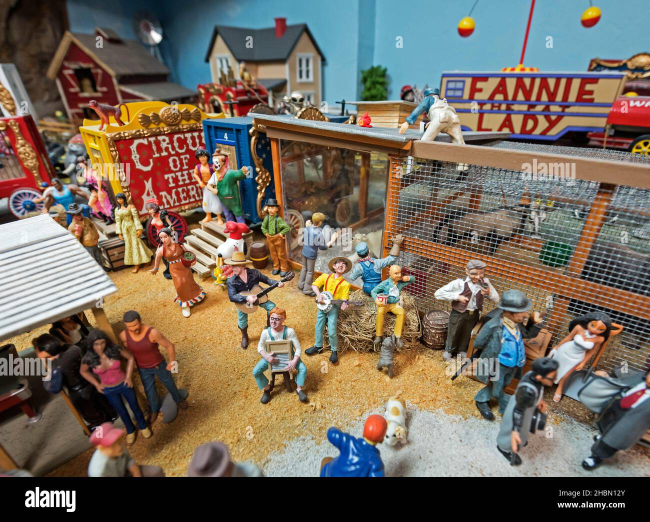 La collezione del circo in miniatura riempie un garage. Foto Stock