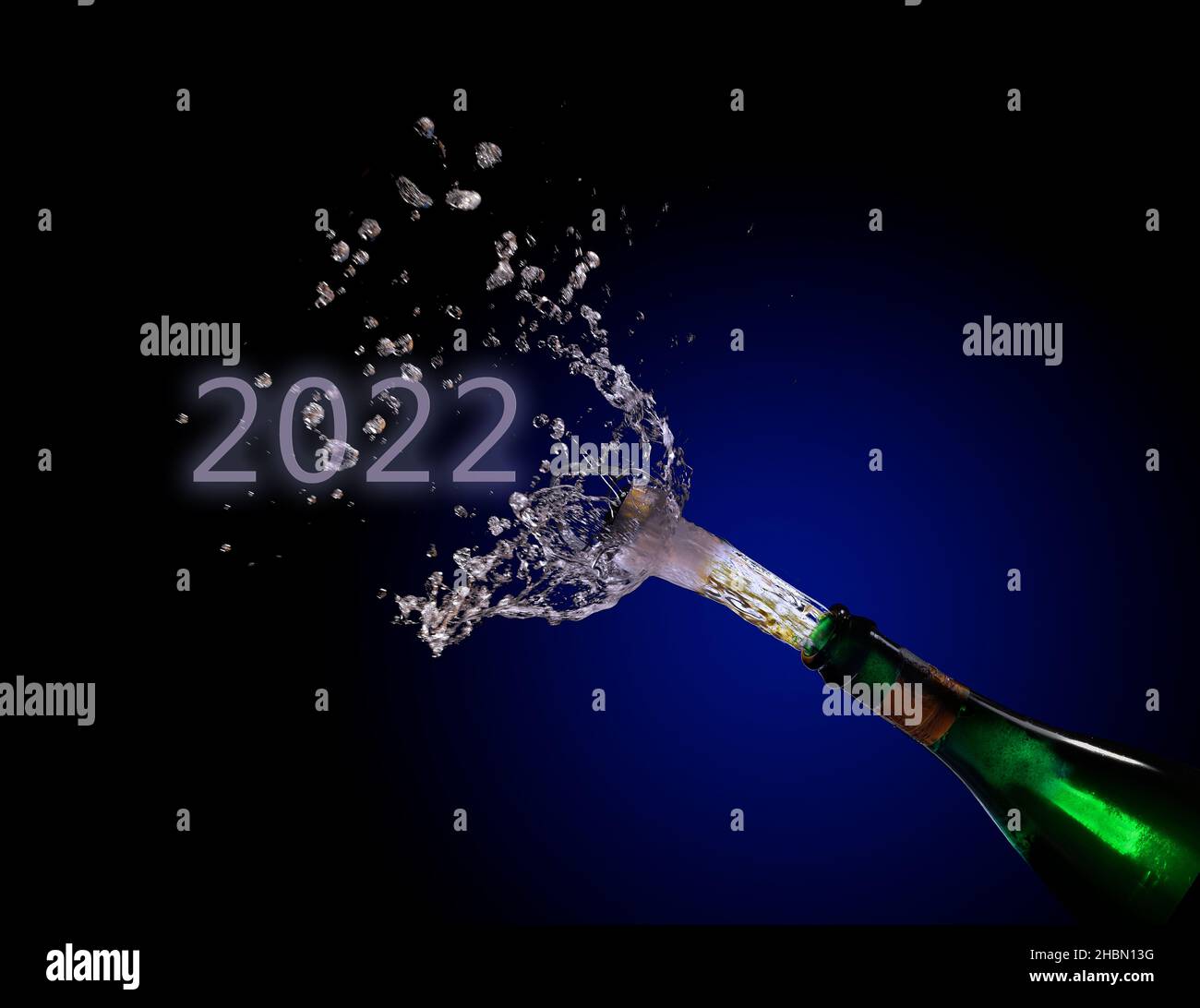 Esplosione della bottiglia di champagne con schizzi di sughero e data di Capodanno 2022 su sfondo scuro con gradiente blu-nero, spazio copia, movimento b Foto Stock
