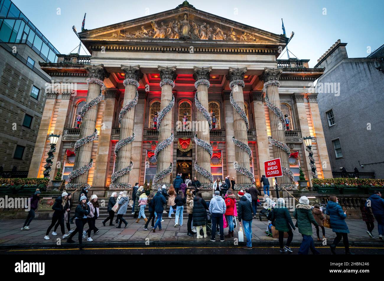 Gli acquirenti di Natale fuori dal Duomo di George Street a Edimburgo, quando il governo si rifiutò di escludere l'introduzione di ulteriori restrizioni per rallentare la diffusione della variante Omicron del coronavirus. Data foto: Lunedì 20 dicembre 2021. Foto Stock