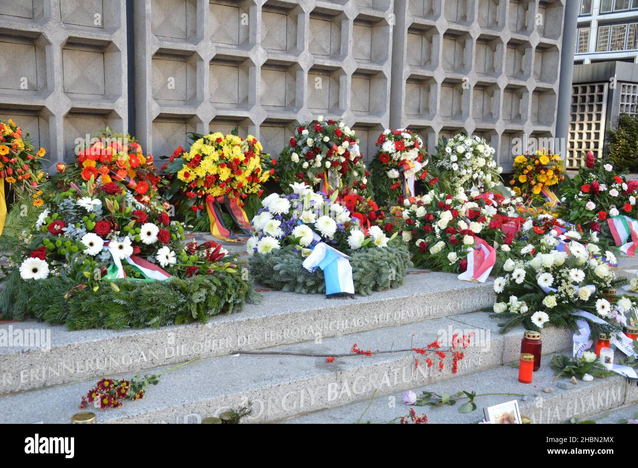 Memoriale per le 13 vittime dell'attacco terroristico islamico alla Breitscheidplatz di Berlino, Germania - 20 dicembre 2021. Foto Stock