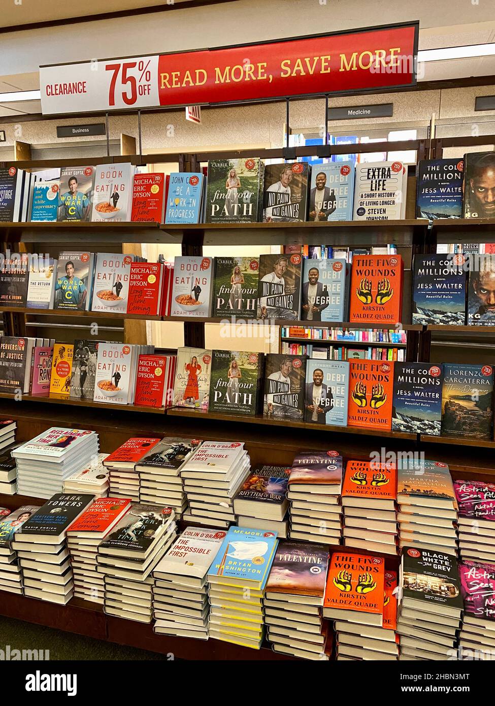 Mostra di libri scontati al 75% presso un punto vendita Barnes & Noble Booksellers che chiude a dicembre 2021. Foto Stock