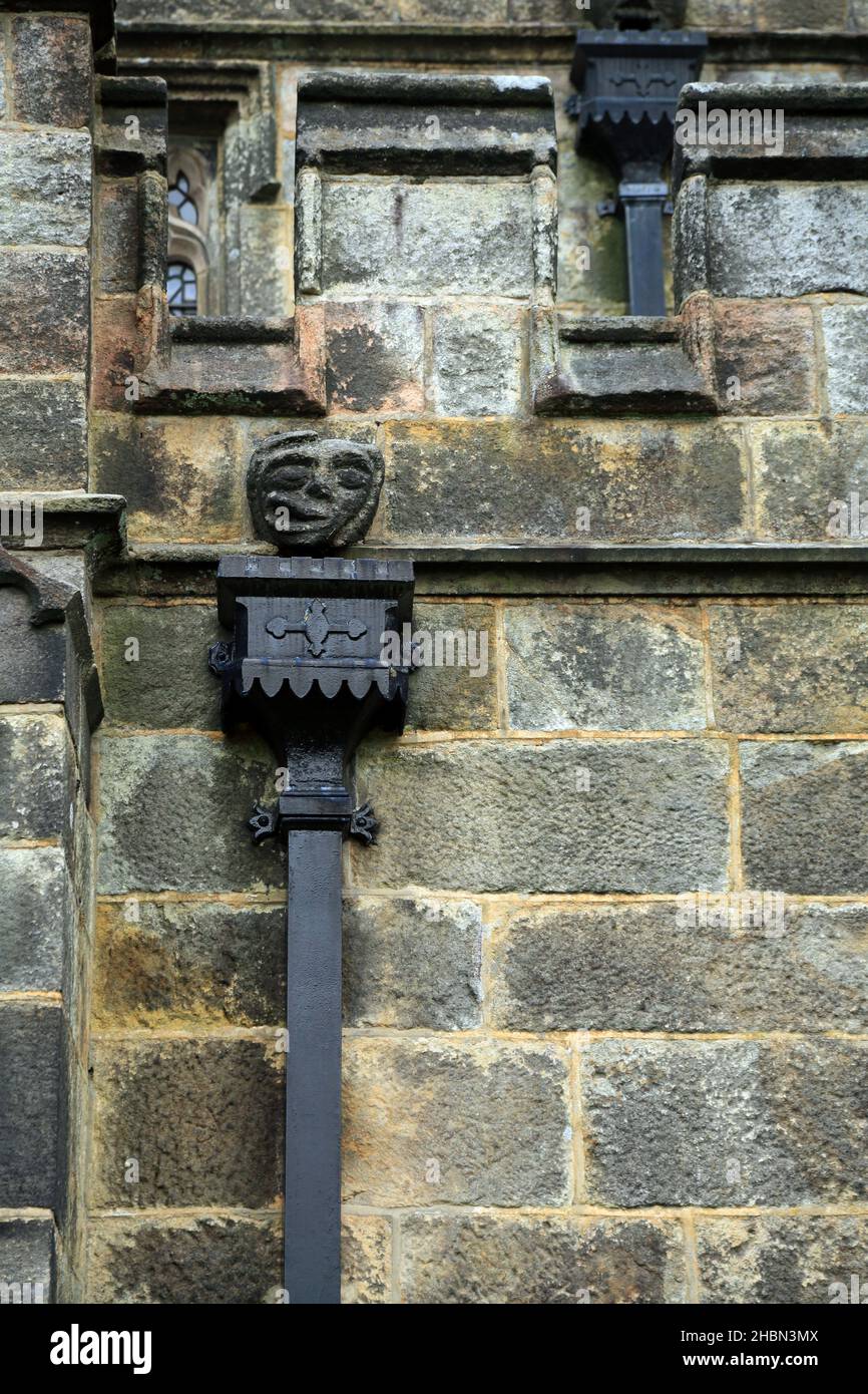 Drenaggio decorativo sulla chiesa di San Michele e tutti gli Angeli, Chiesa Banca, Hathersage, Hope Valley, Peak District, Derbyshire, Inghilterra, United King Foto Stock