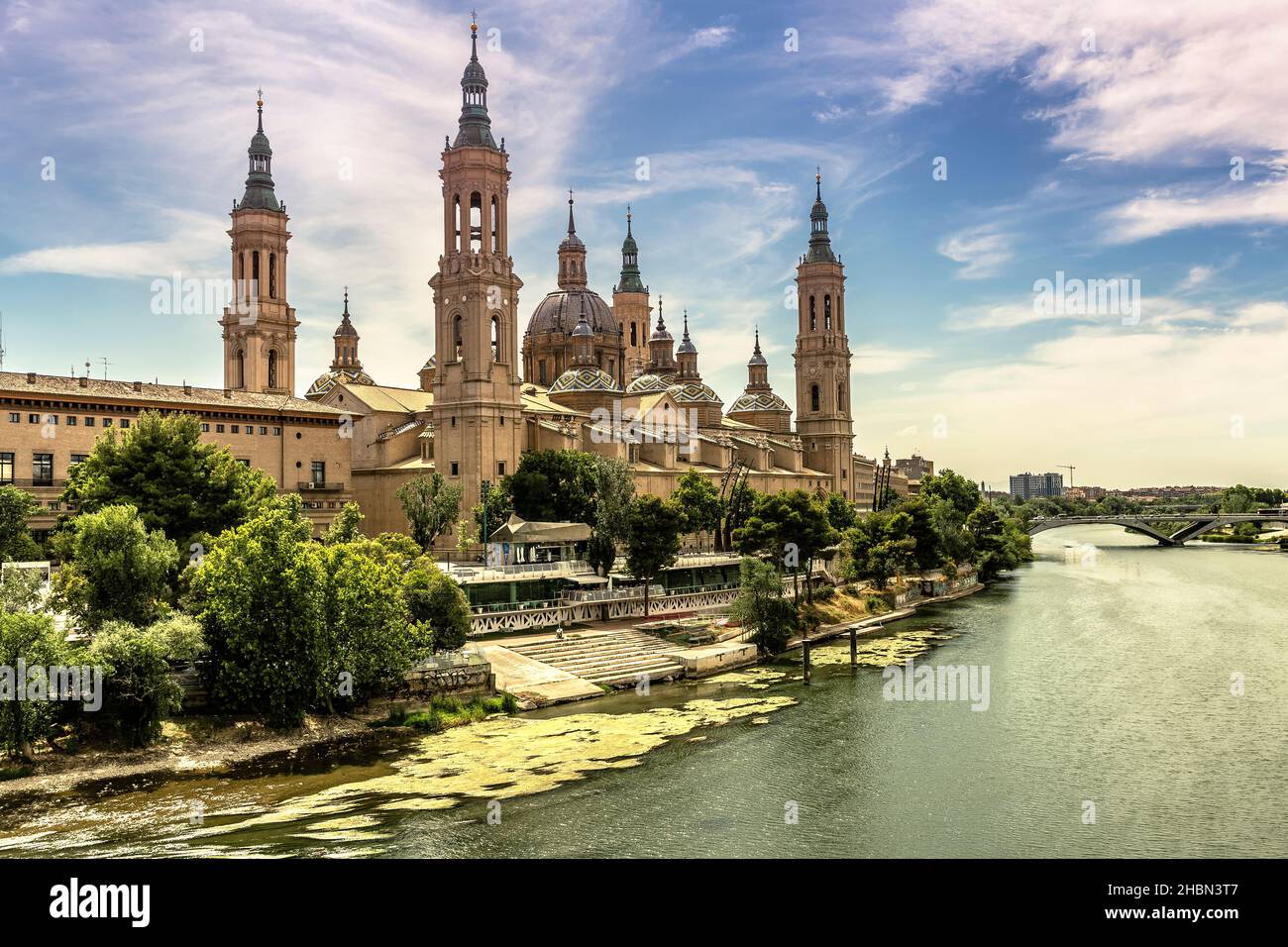 Zaragoza - La Basilica del Pilar oltre il fiume Ebro nella luce del mattino. Foto Stock