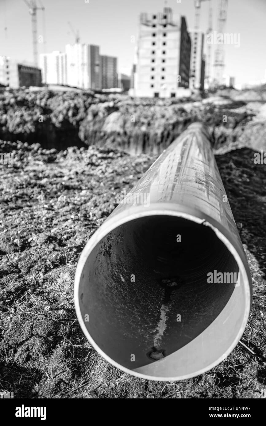 In plastica nera tubo di grande diametro sulla terra nera closeup Foto Stock