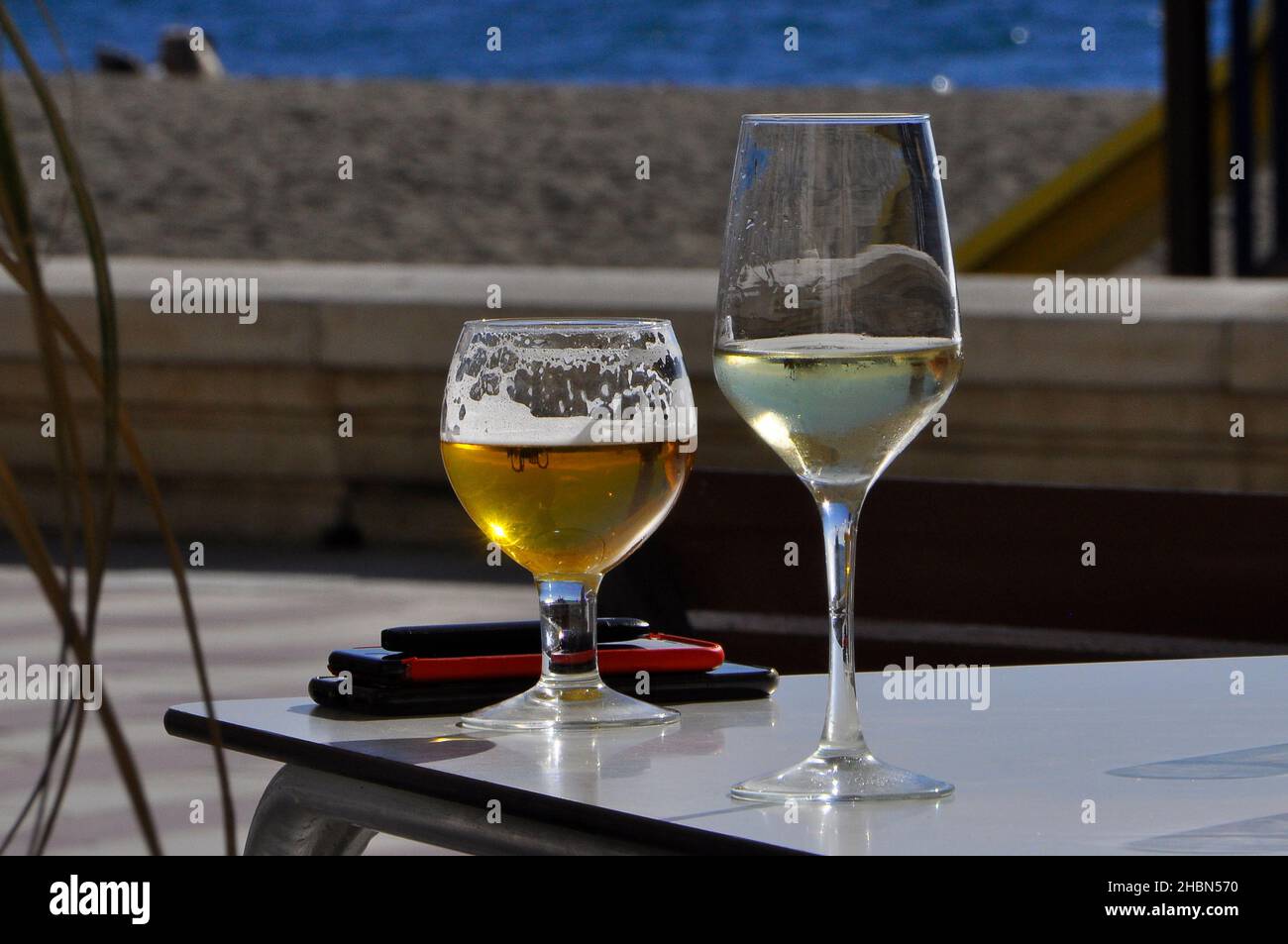Drink al tavolo sul lungomare Foto Stock