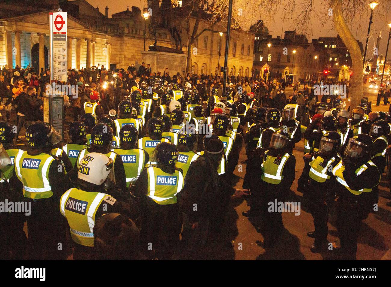 Londra UK 18th Dic 2021 i manifestanti di blocco si confrontano con i poliziotti di whitehall durante la manifestazione. Migliaia di manifestanti contro le restrizioni di Covid-19 si sono riuniti a Westminster mentre alcuni si sono scontrati con la polizia. Foto Stock