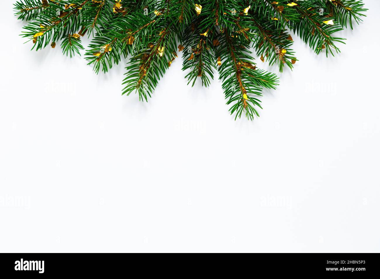 Layout Natale, Capodanno con spazio per la copia del testo. Rami di abete naturale con confetti dorati su fondo bianco bianco bianco e piatto. Cristo Foto Stock