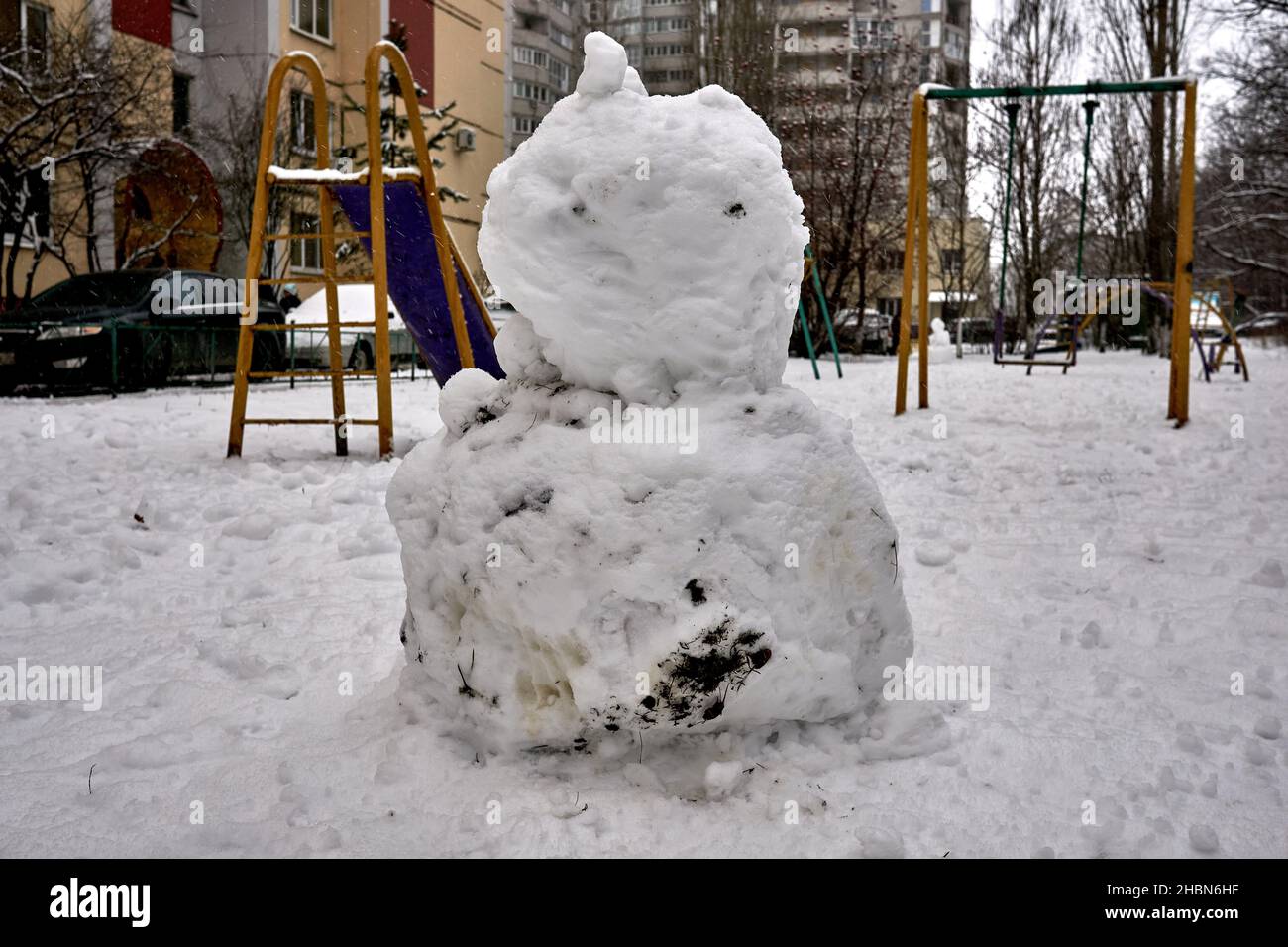 Voronezh, Russia. 20th Dic 2021. Un pupazzo di neve visto sul parco giochi dopo l'arrivo di un vero inverno nevoso.week-end il 18 e 19 dicembre a Voronezh si è rivelato essere nevoso. Credit: SOPA Images Limited/Alamy Live News Foto Stock