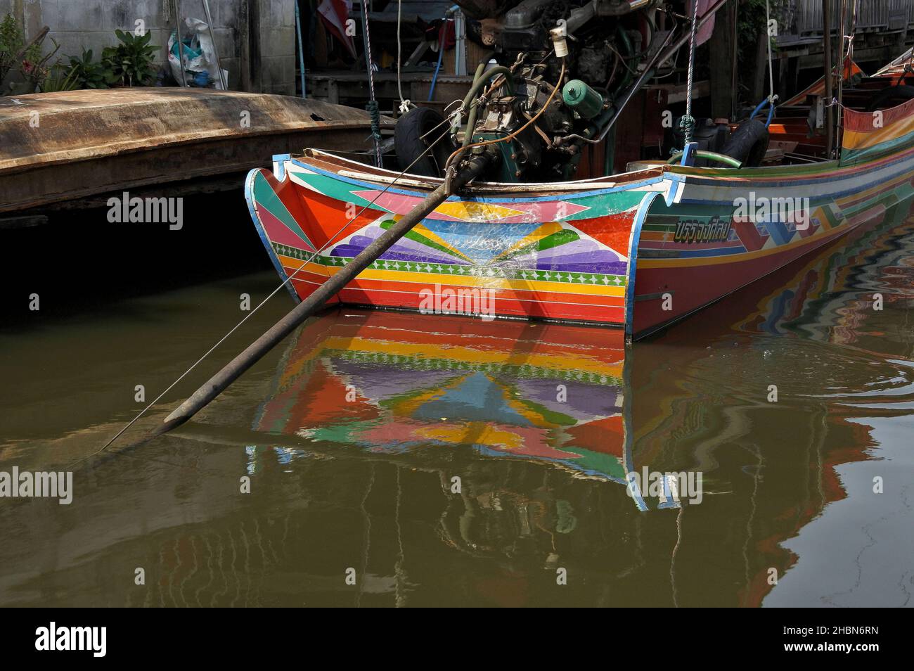 Bangkok, Tailandia. 20th Dic 2021. Vista di una barca a coda lunga a Khlong Bangkok Yai - (canale) situato sul lato occidentale del fiume Chao Phraya costruito durante il regno di Ayutthaya. Il canale è stato costruito nel 1522, Oggi le barche motorizzate a coda lunga prendono i turisti per i tour giornalieri per vedere lo stile di vita tailandese alternativo e gli edifici nelle vie d'acqua. Credit: SOPA Images Limited/Alamy Live News Foto Stock