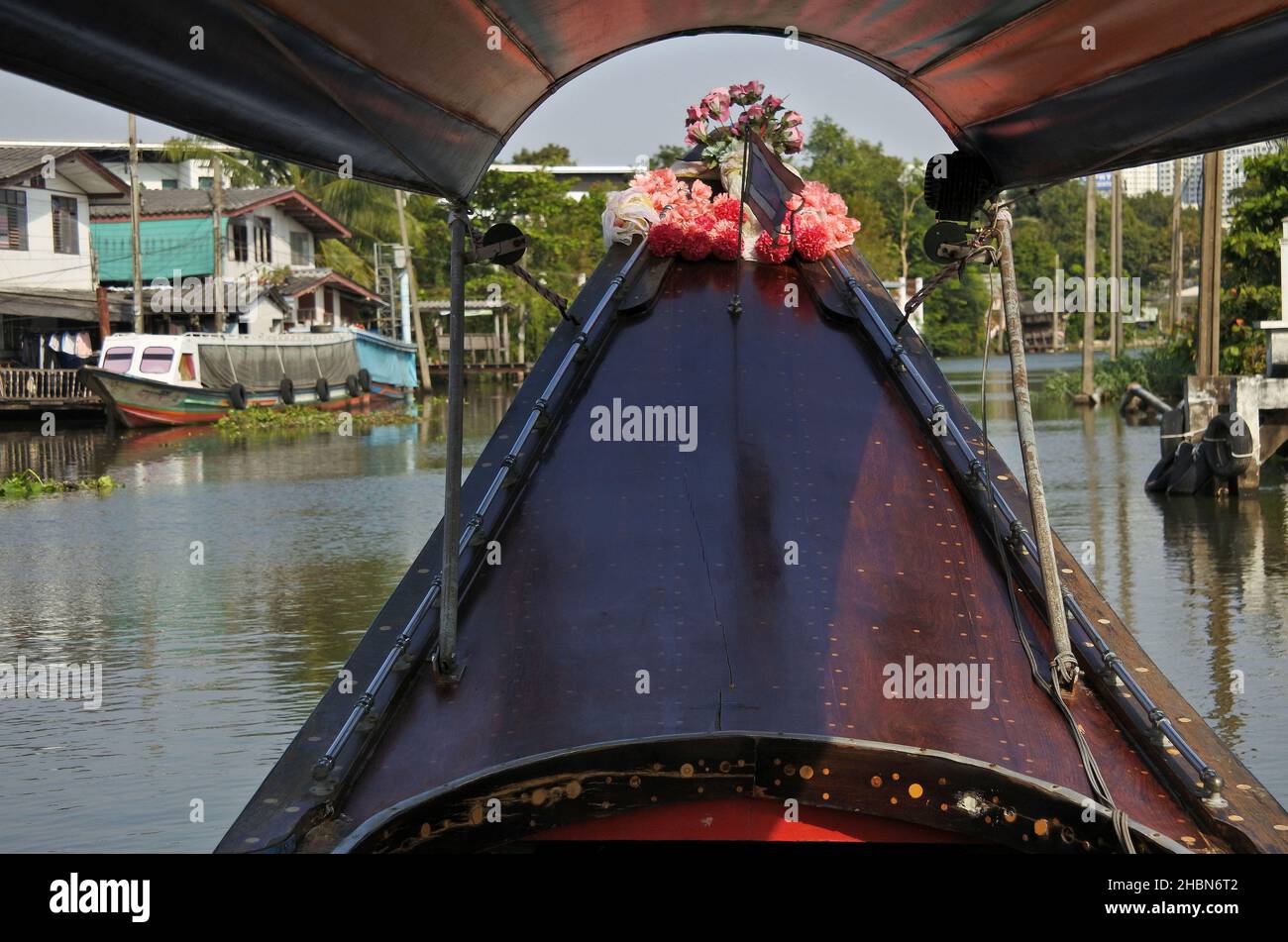 Bangkok, Tailandia. 20th Dic 2021. Vista di una barca a coda lunga a Khlong Bangkok Yai - (canale) situato sul lato occidentale del fiume Chao Phraya costruito durante il regno di Ayutthaya. Il canale è stato costruito nel 1522, Oggi le barche motorizzate a coda lunga prendono i turisti per i tour giornalieri per vedere lo stile di vita tailandese alternativo e gli edifici nelle vie d'acqua. Credit: SOPA Images Limited/Alamy Live News Foto Stock