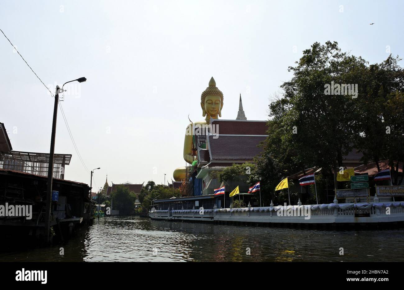 Bangkok, Tailandia. 20th Dic 2021. Vista di una statua di Buddha thailandese a Khlong Bangkok Yai - (canale) situato sul lato occidentale del fiume Chao Phraya costruito durante il regno di Ayutthaya. Il canale è stato costruito nel 1522, Oggi le barche motorizzate a coda lunga prendono i turisti per i tour giornalieri per vedere lo stile di vita tailandese alternativo e gli edifici nelle vie d'acqua. (Foto di Paul Lakatos/SOPA Images/Sipa USA) Credit: Sipa USA/Alamy Live News Foto Stock