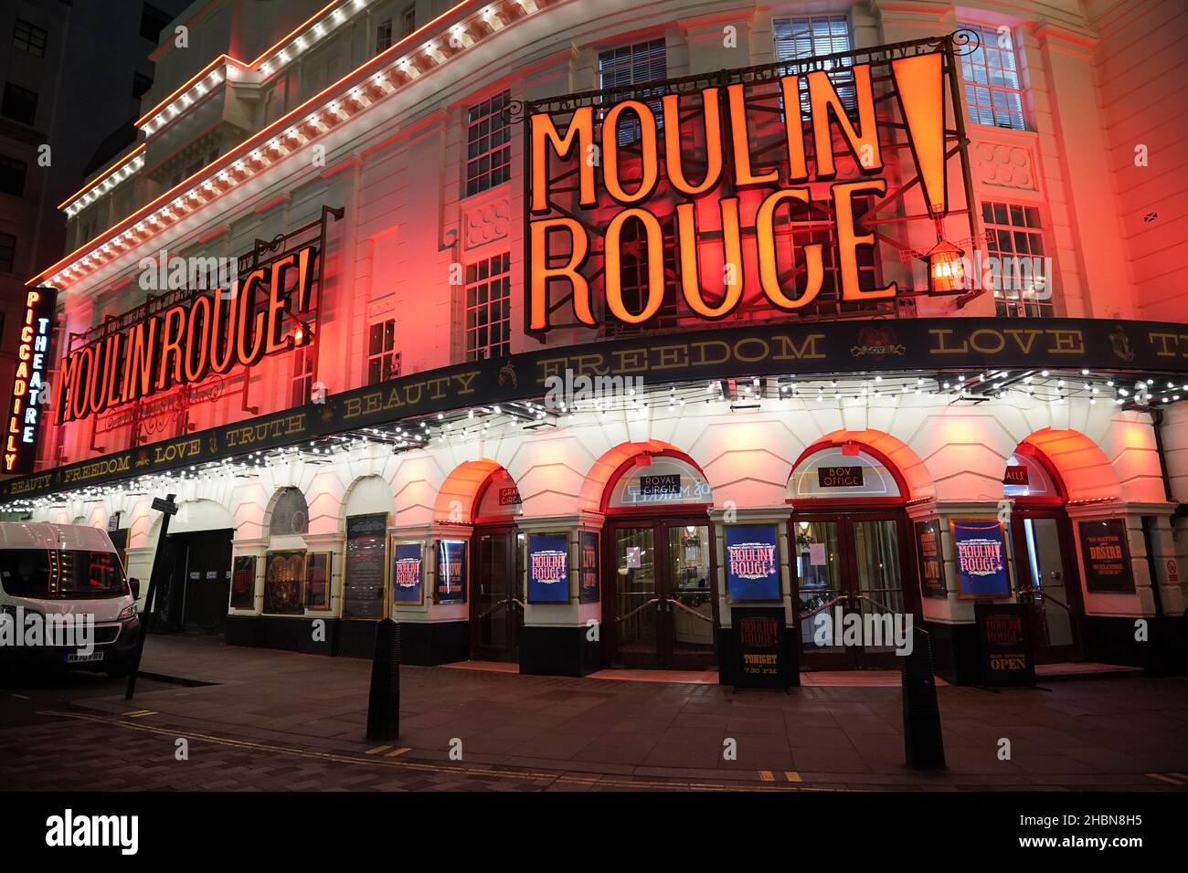 Una vista del Piccadilly Theatre nel centro di Londra che è stato costretto a cancellare gli spettacoli del Moulin Rouge! Il Musical, dal lunedì al giovedì 23rd, dopo che i membri della società si sono verificati positivi per il coronavirus. Data foto: Lunedì 20 dicembre 2021. Foto Stock