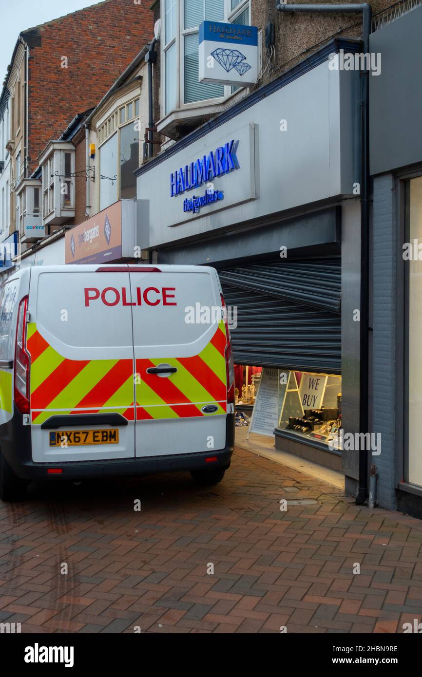 North Yorkshire Police van for Crime scene investigation CSI in una pausa in un negozio di gioielleria a Redcar Foto Stock