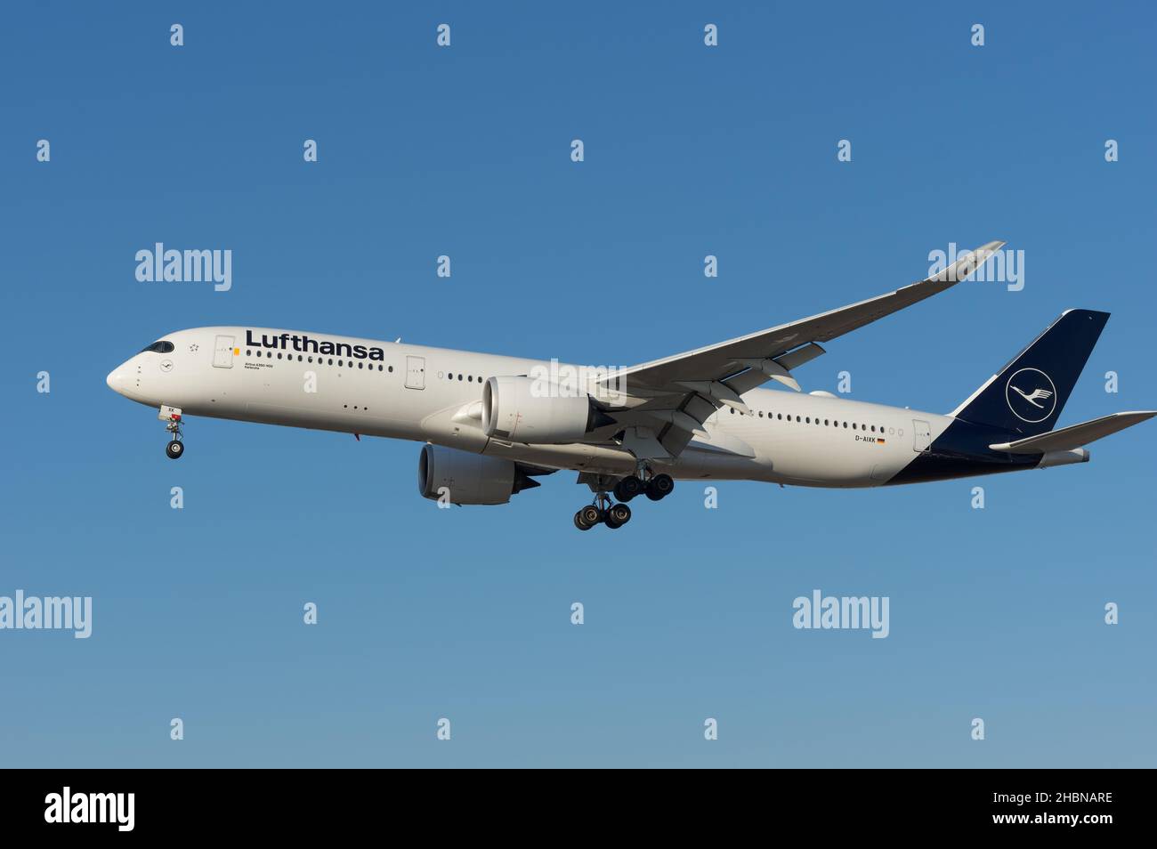 Lufthansa Airbus A350 con registrazione N8751R in arrivo all'aeroporto internazionale di Los Angeles (LAX). Foto Stock