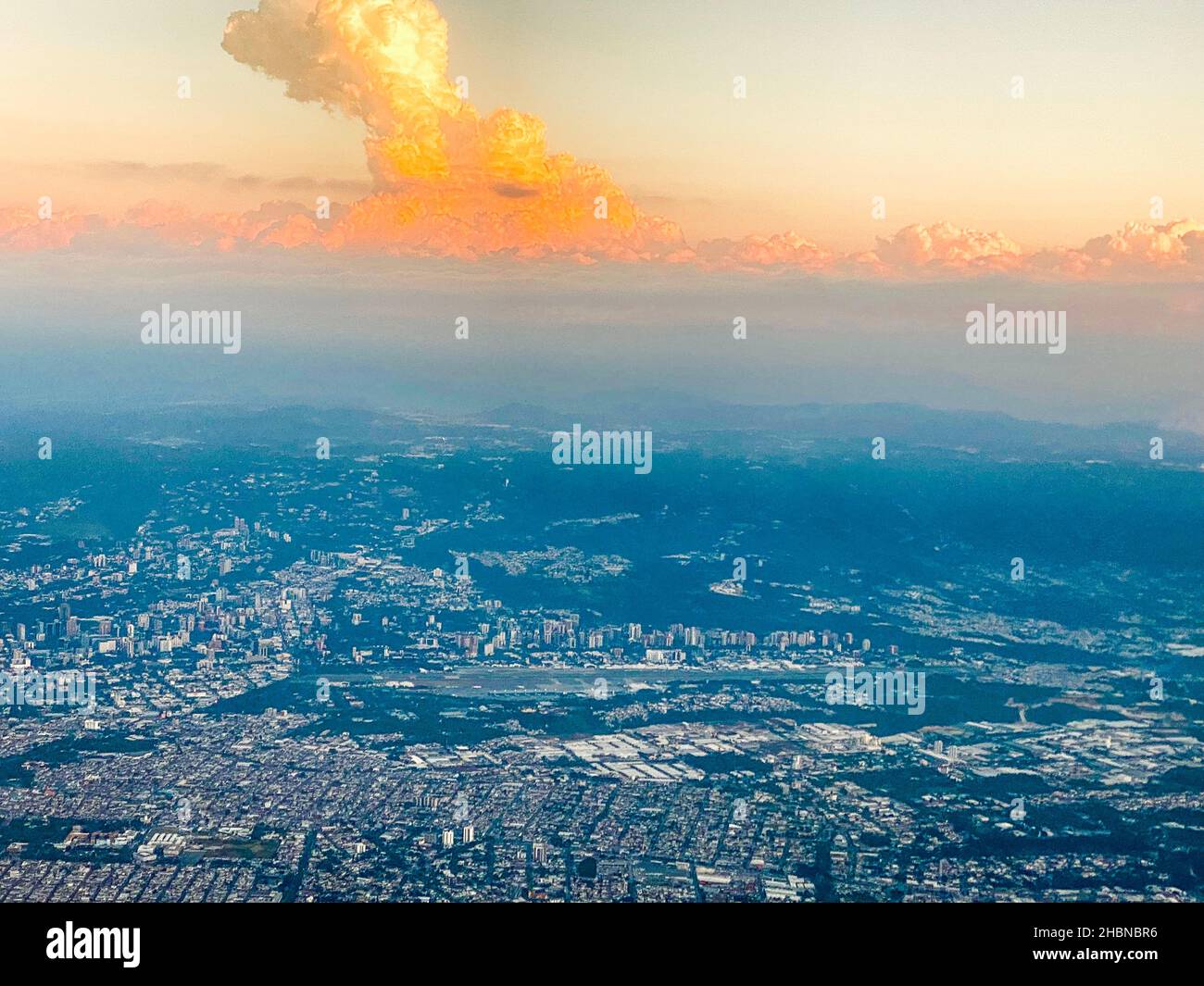 Una vista aerea di Città del Guatemala al tramonto Foto Stock