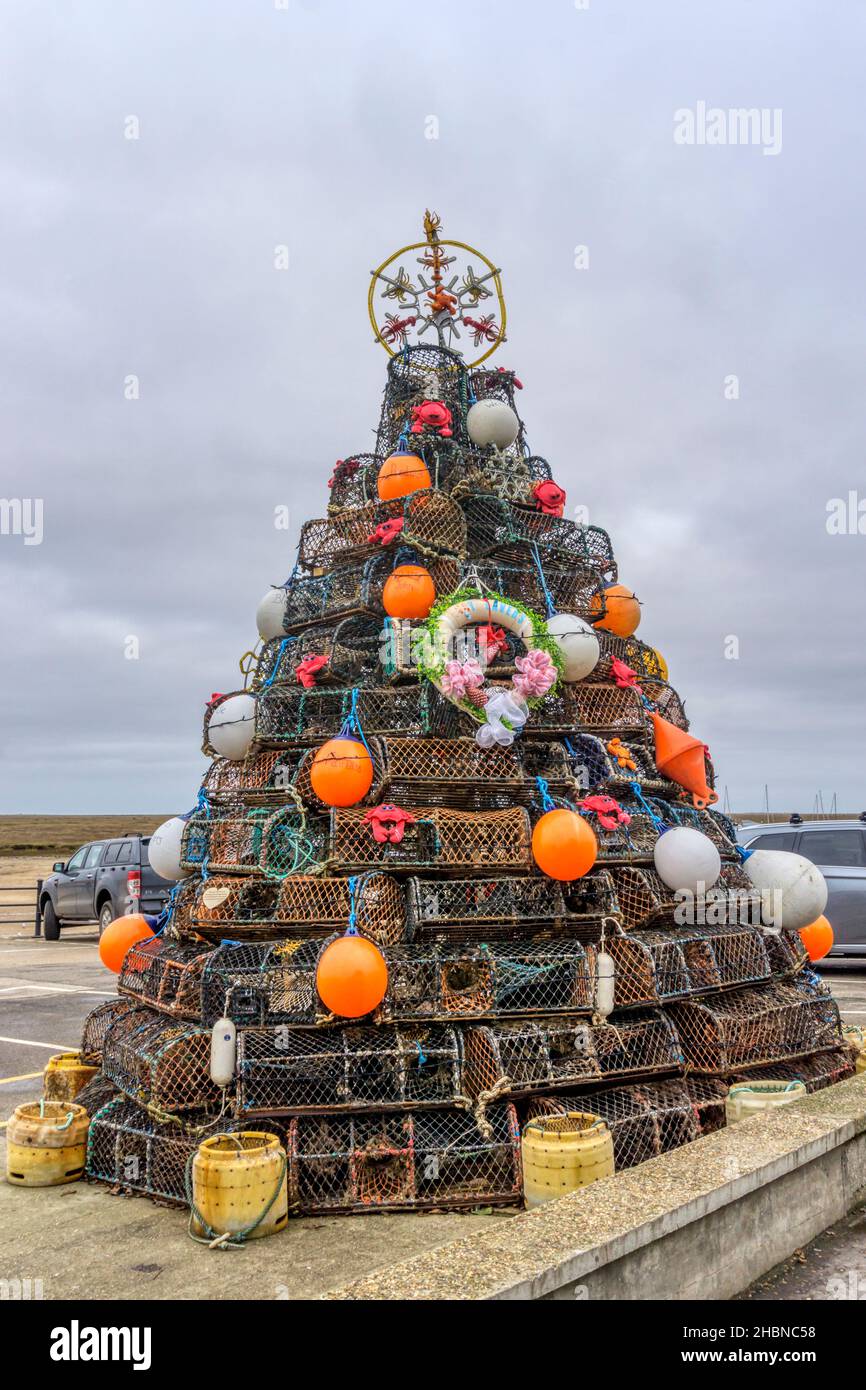 Albero di Natale sul porto di Wells-next-the-Sea nel nord del Norfolk fatto di granchio e barattoli whelk dalla flotta di pesca locale. Foto Stock