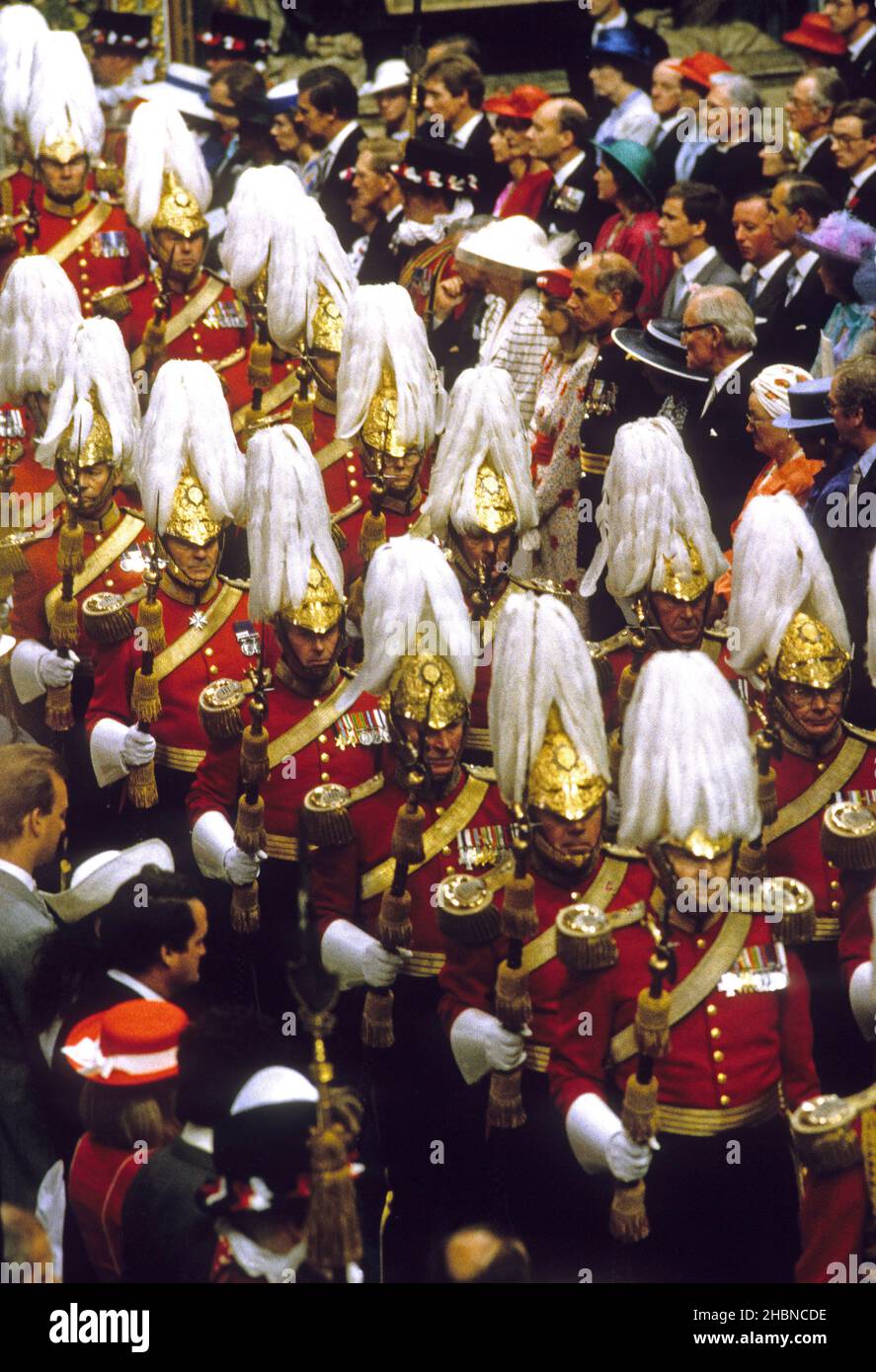 Guardia del corpo di sua Maestà dell'onorevole Corps of Gentlemen at Arms nell'Abbazia di Westminster per le nozze del Principe Andrew e Sarah Ferguson. Foto Stock