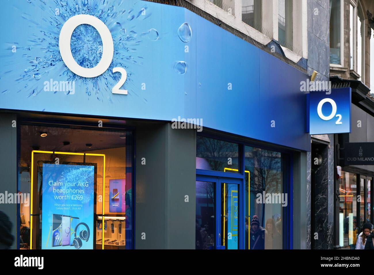 Londra, Regno Unito - 01 febbraio 2019: Logo O2 bianco all'ingresso di una delle loro filiali nel centro di Londra. Telefonica è il secondo numero di telefono cellulare più grande Foto Stock