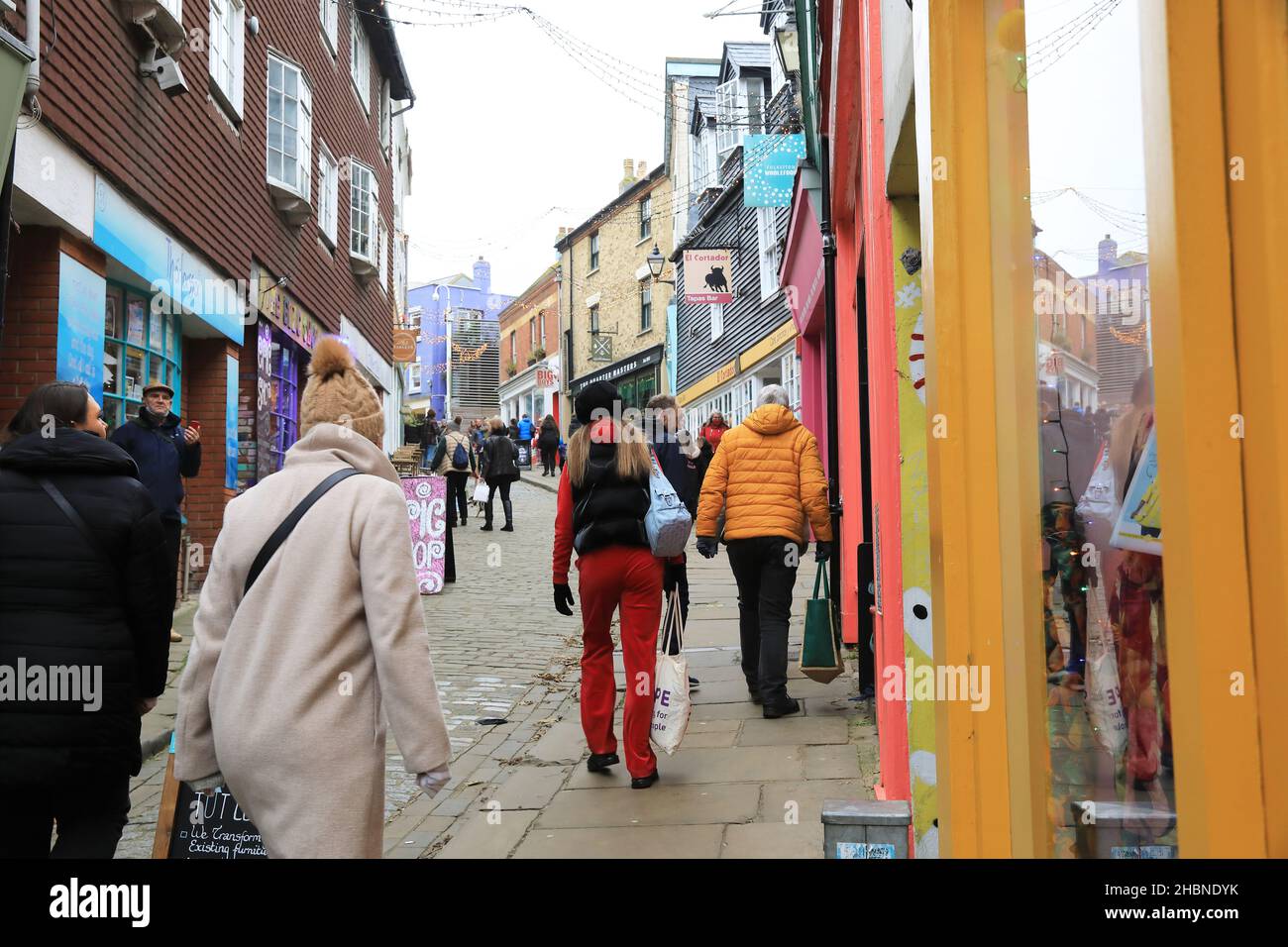 Le strade alte sono tranquille nell'edificio fino a Natale, mentre la variante di Covid Omicron si preoccupa di mantenere la gente a casa, qui Folkestone's Old High Street nel quartiere creativo, nel Kent, Regno Unito Foto Stock