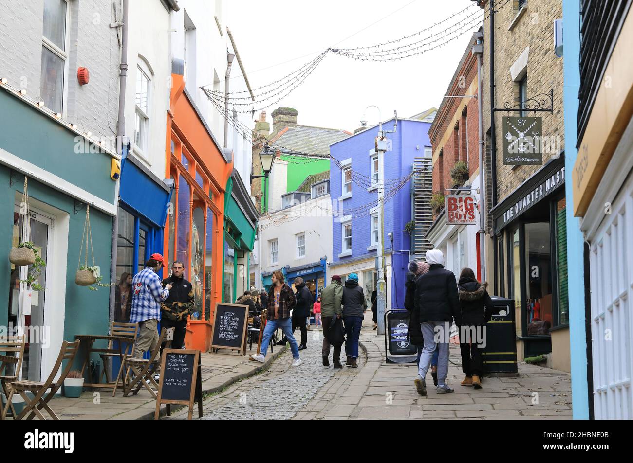 Le strade alte sono tranquille nell'edificio fino a Natale, mentre la variante di Covid Omicron si preoccupa di mantenere la gente a casa, qui Folkestone's Old High Street nel quartiere creativo, nel Kent, Regno Unito Foto Stock