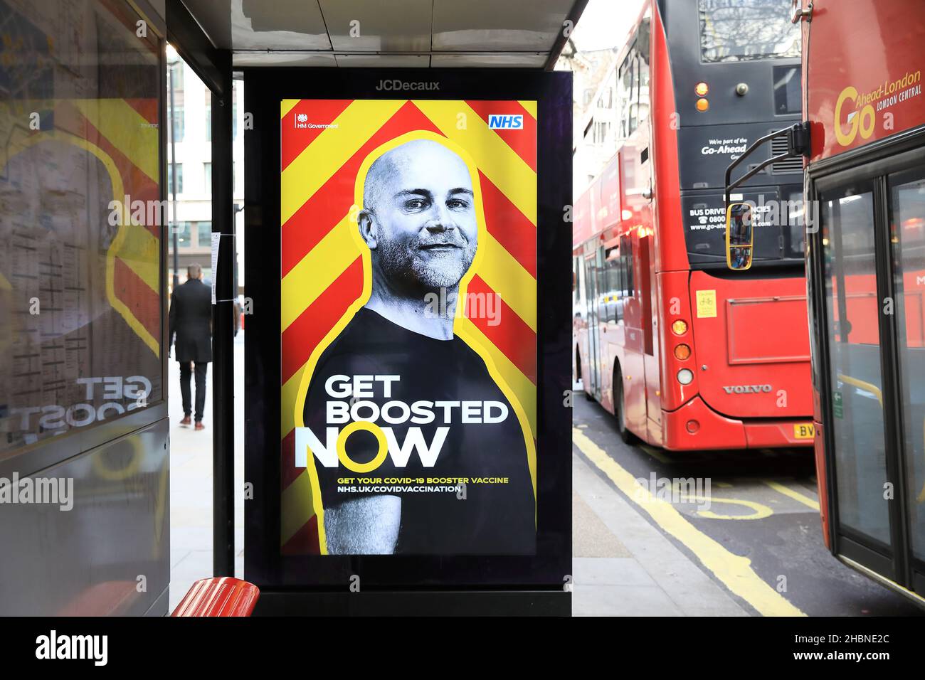 Poster NHS sulle fermate degli autobus a Londra, incoraggiando la gente ad ottenere potenziato ora, come il coronavirus Omicron tassi salire, nel dicembre 2021, Regno Unito Foto Stock