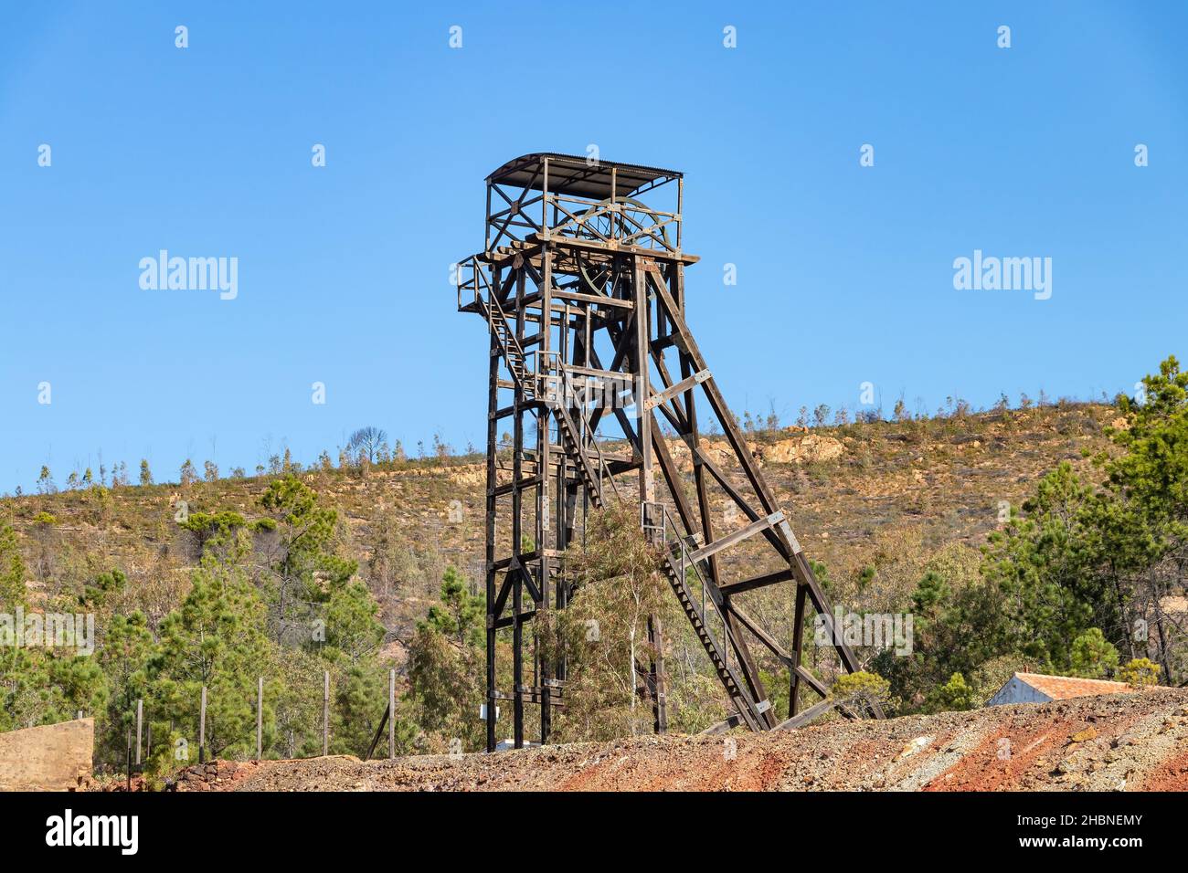 Verricello del pozzo del Maestro di Peña del Hierro era una torre mineraria situata nel comune spagnolo di Nerva, nella provincia di Huelva, all'interno del Rio Foto Stock