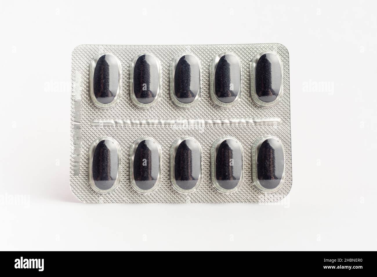 Molte pillole di medicina, compresse e vitamine isolate su sfondo bianco, immagine farmaceutica scattata con soft focus Foto Stock