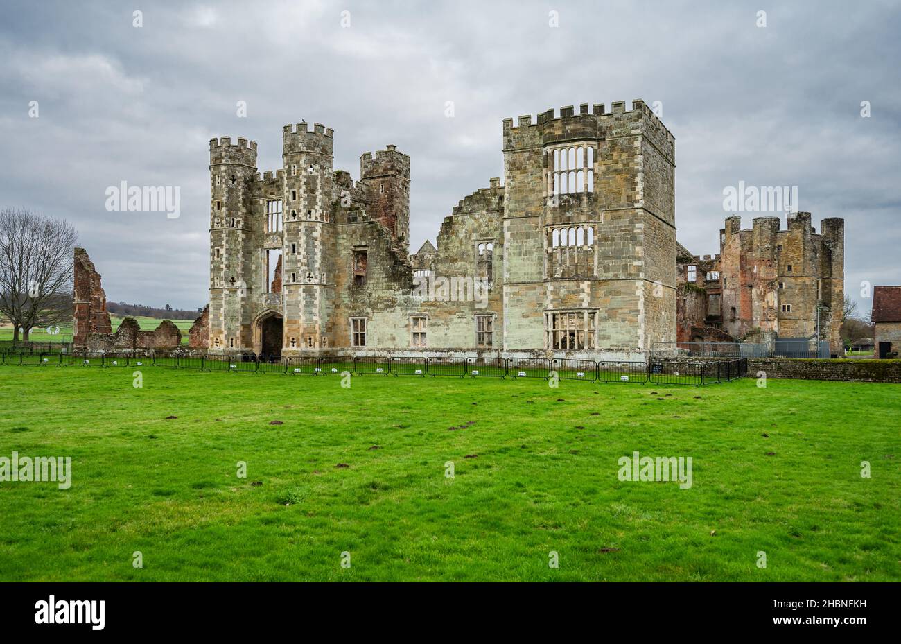 Rovine Cowdray Heritage, resti di una Tudor House accanto a Cowdray House a Midhurst, West Sussex, Inghilterra, Regno Unito. Spesso erroneamente chiamato Cowdray Castle. Foto Stock