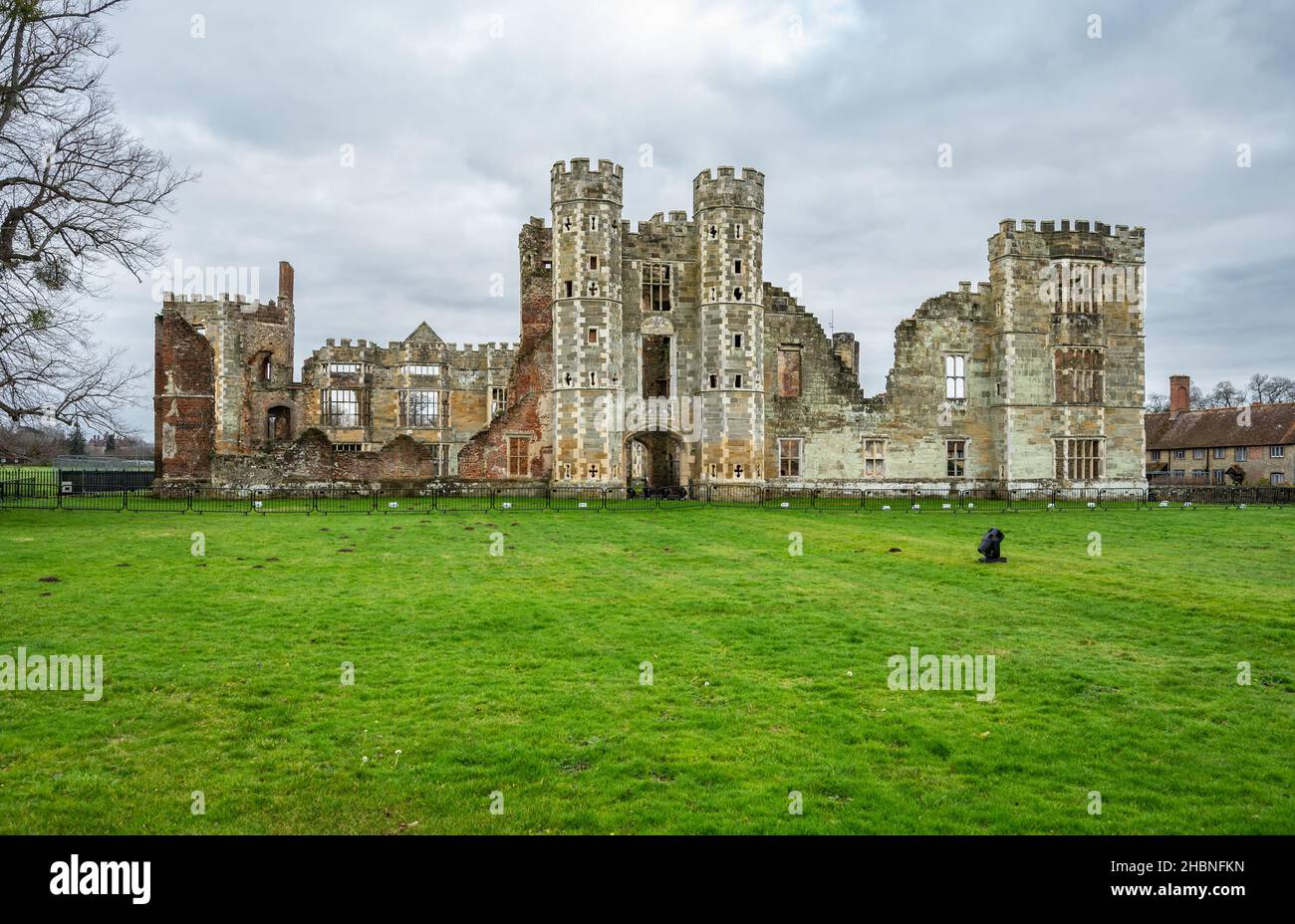 Rovine Cowdray Heritage, resti di una Tudor House accanto a Cowdray House a Midhurst, West Sussex, Inghilterra, Regno Unito. Spesso erroneamente chiamato Cowdray Castle. Foto Stock