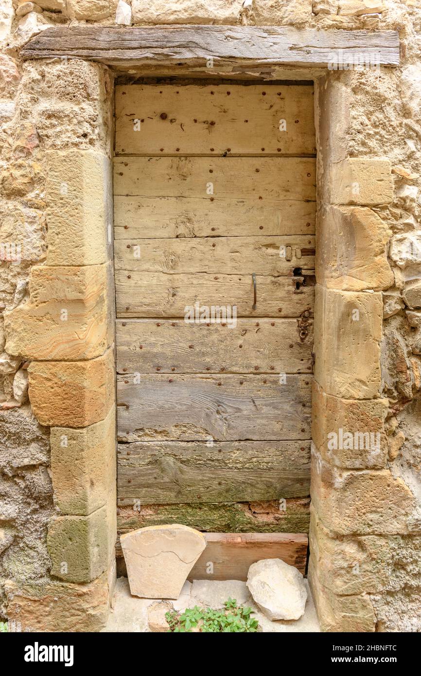 Vecchia porta in un vicolo nel villaggio di Montfort in Provenza. Pittoresco villaggio in cima alla collina. Foto Stock