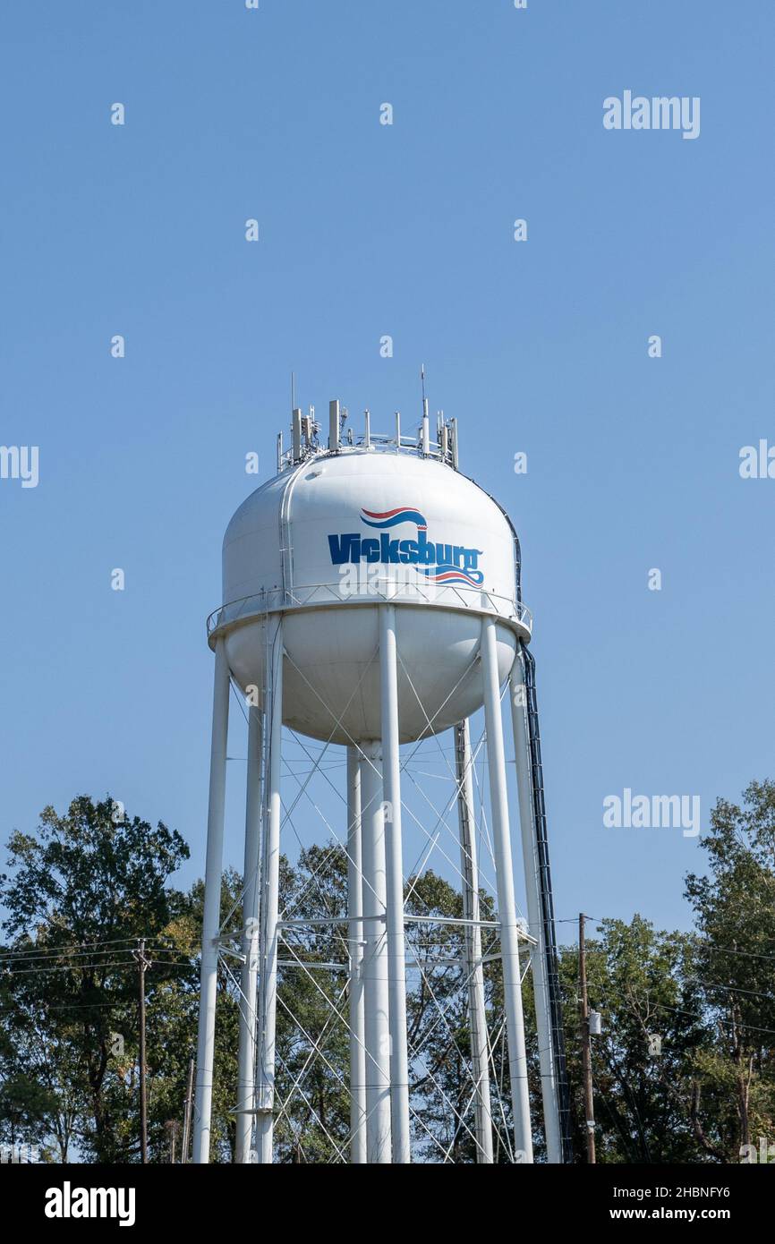 Vicksburg, MS - 23 ottobre 2021: Water Tower visibile sulla Route 20 con il logo del battello e le antenne di comunicazione Vicksburg. Foto Stock